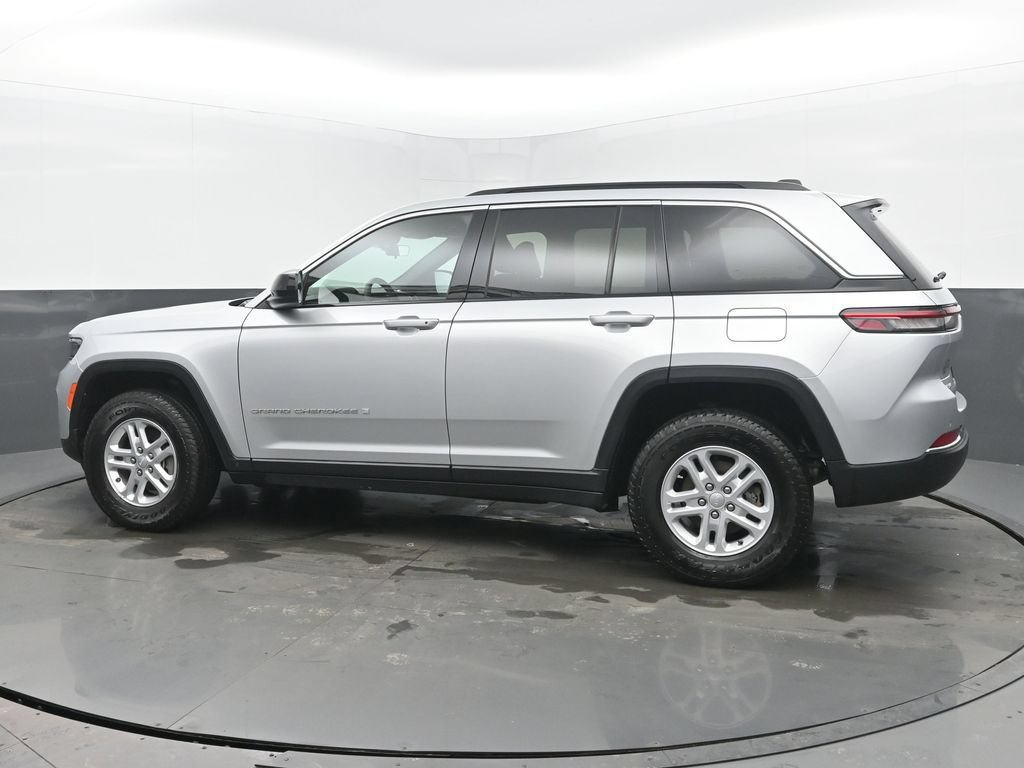 Used 2025 Jeep Grand Cherokee Laredo AWD/4WD image 3