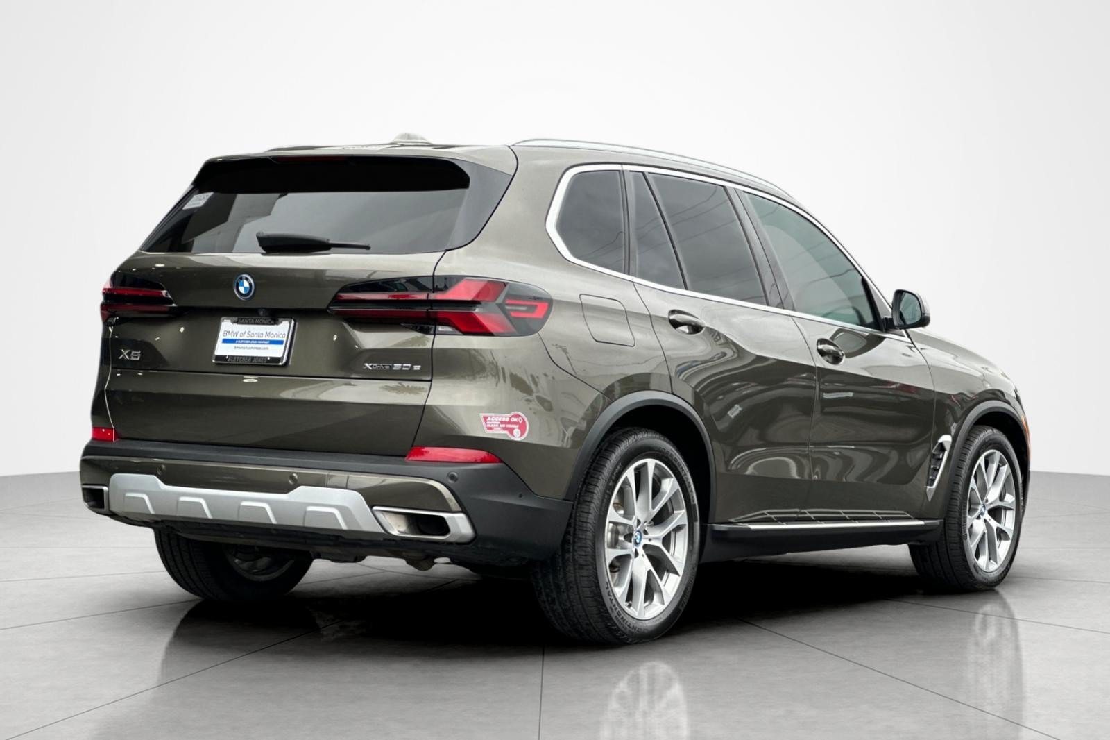 Used 2024 BMW X5 xDrive50e w/ Parking Assistance Package AWD/4WD image 5
