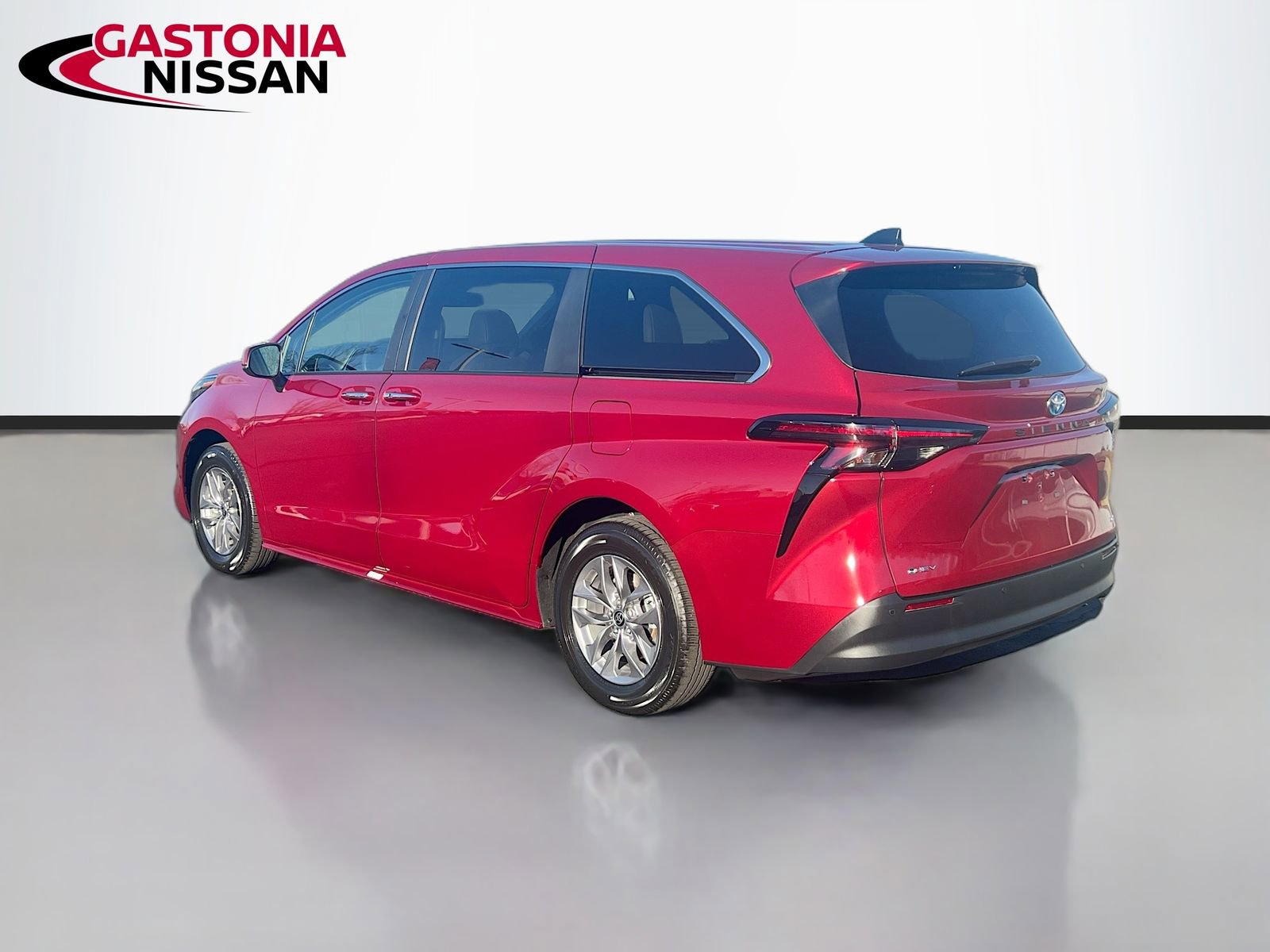 Used 2025 Toyota Sienna XLE image 6