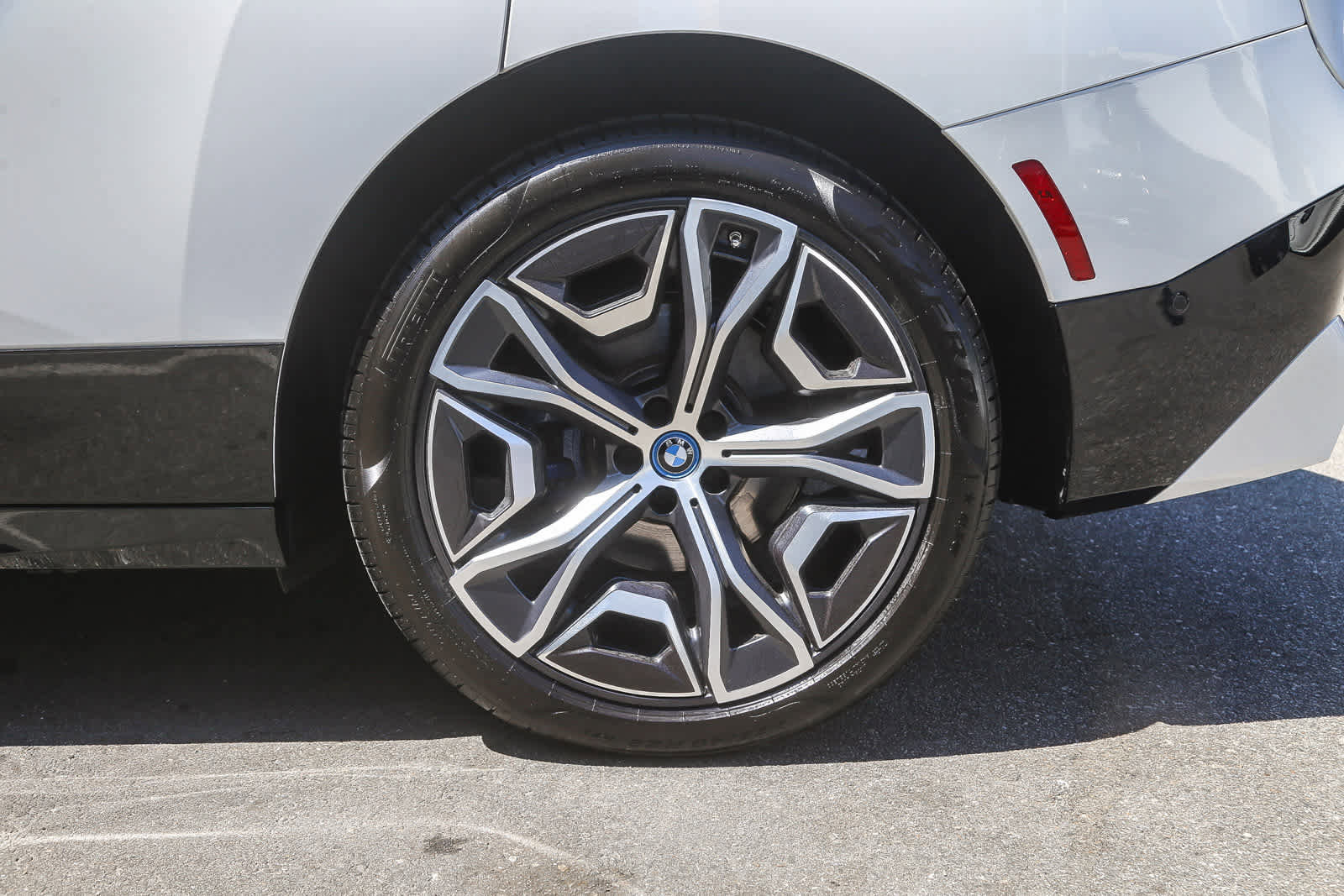 Used 2025 BMW iX xDrive50 image 8