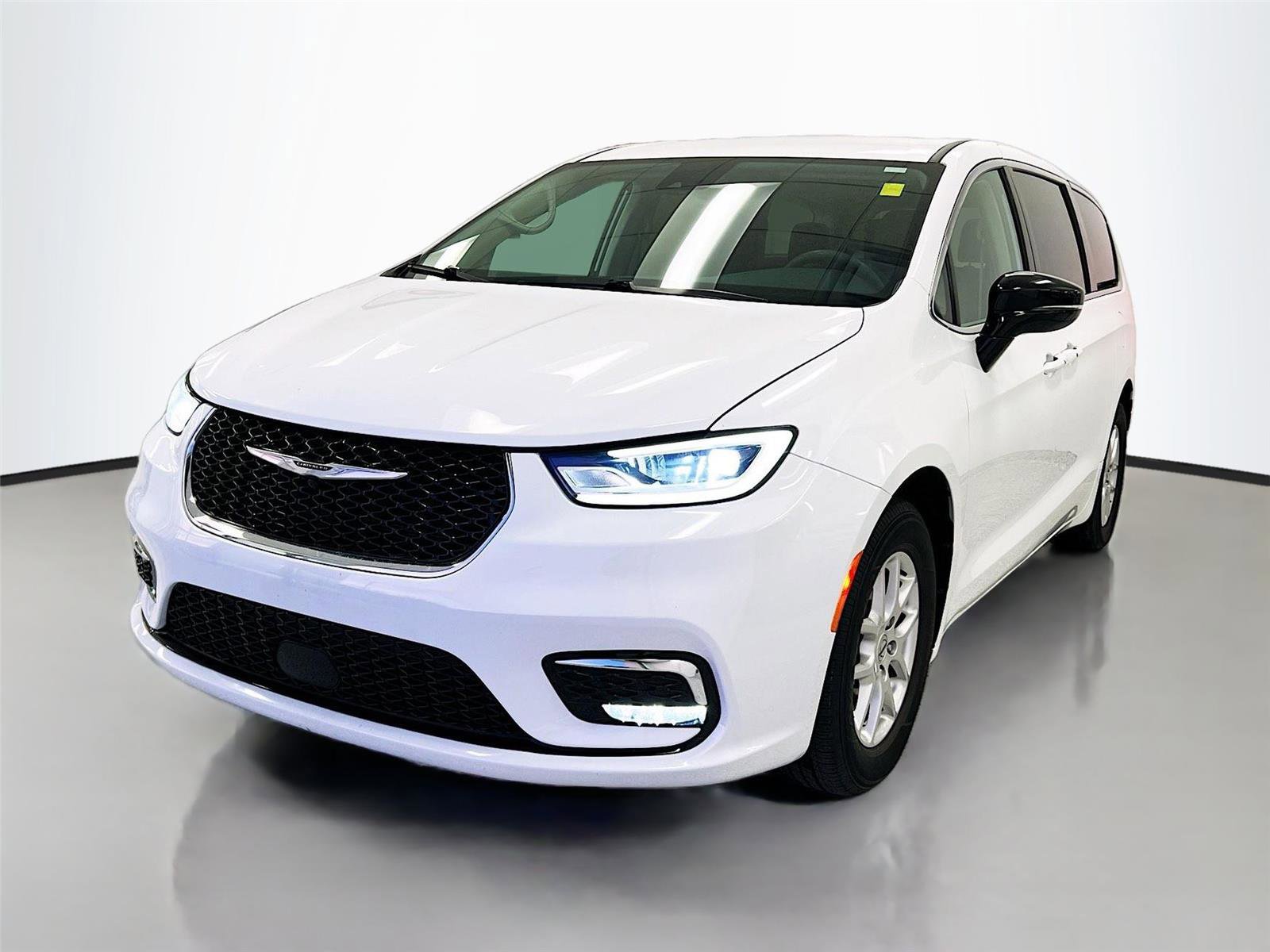 Used 2024 Chrysler Pacifica Touring-L FWD image 3