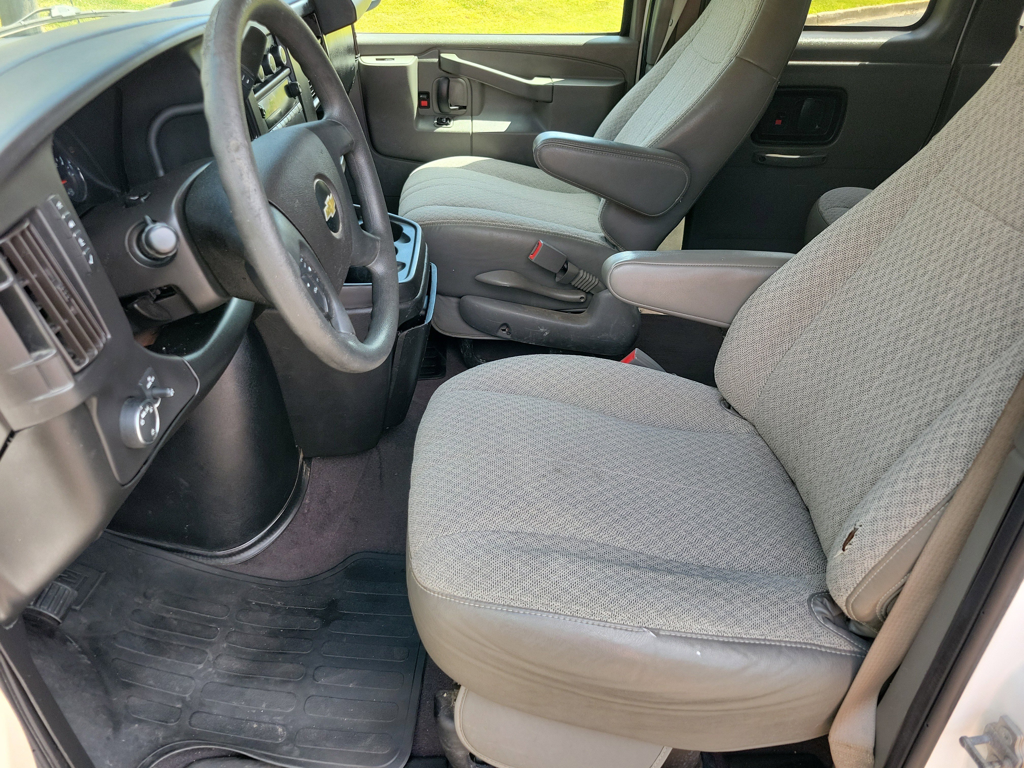 Used 2019 Chevrolet Express 3500 LT w/ LT Preferred Equipment Group RWD image 4
