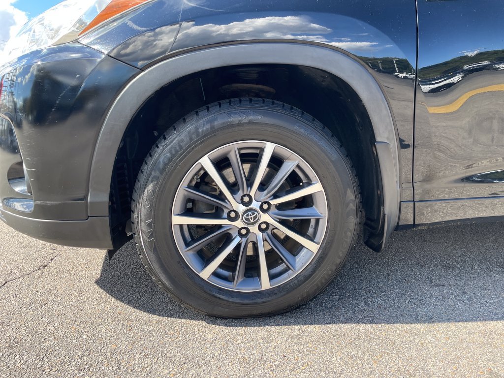 Used 2017 Toyota Highlander XLE AWD/4WD image 24