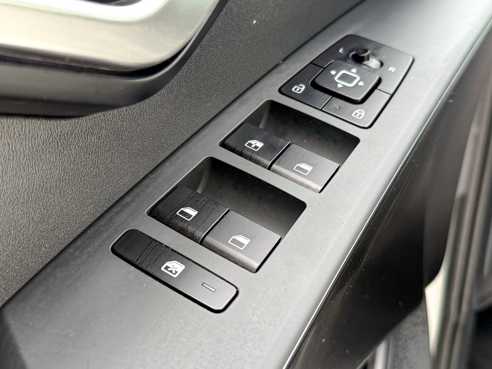 Certified 2025 Kia Niro LX FWD image 17