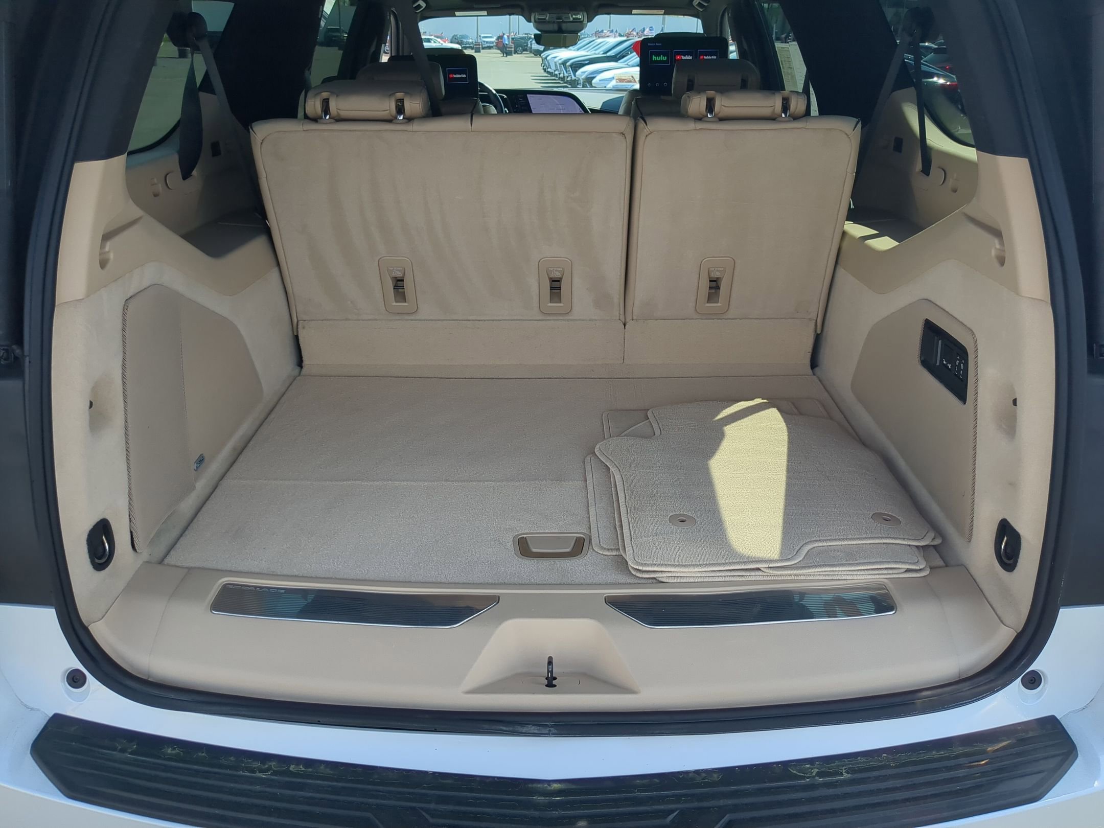 Certified 2023 Cadillac Escalade ESV Premium Luxury w/ LPO, Radiant Package AWD/4WD image 26