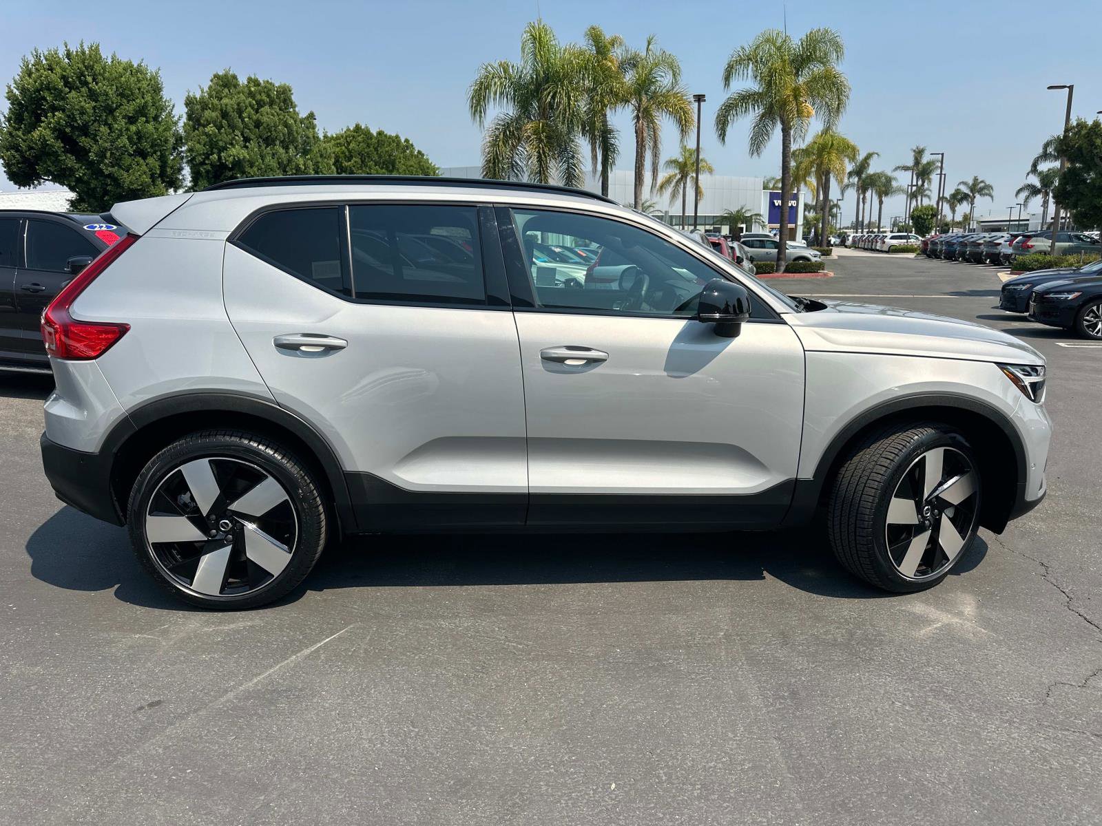 Certified 2023 Volvo XC40 Recharge Ultimate image 3