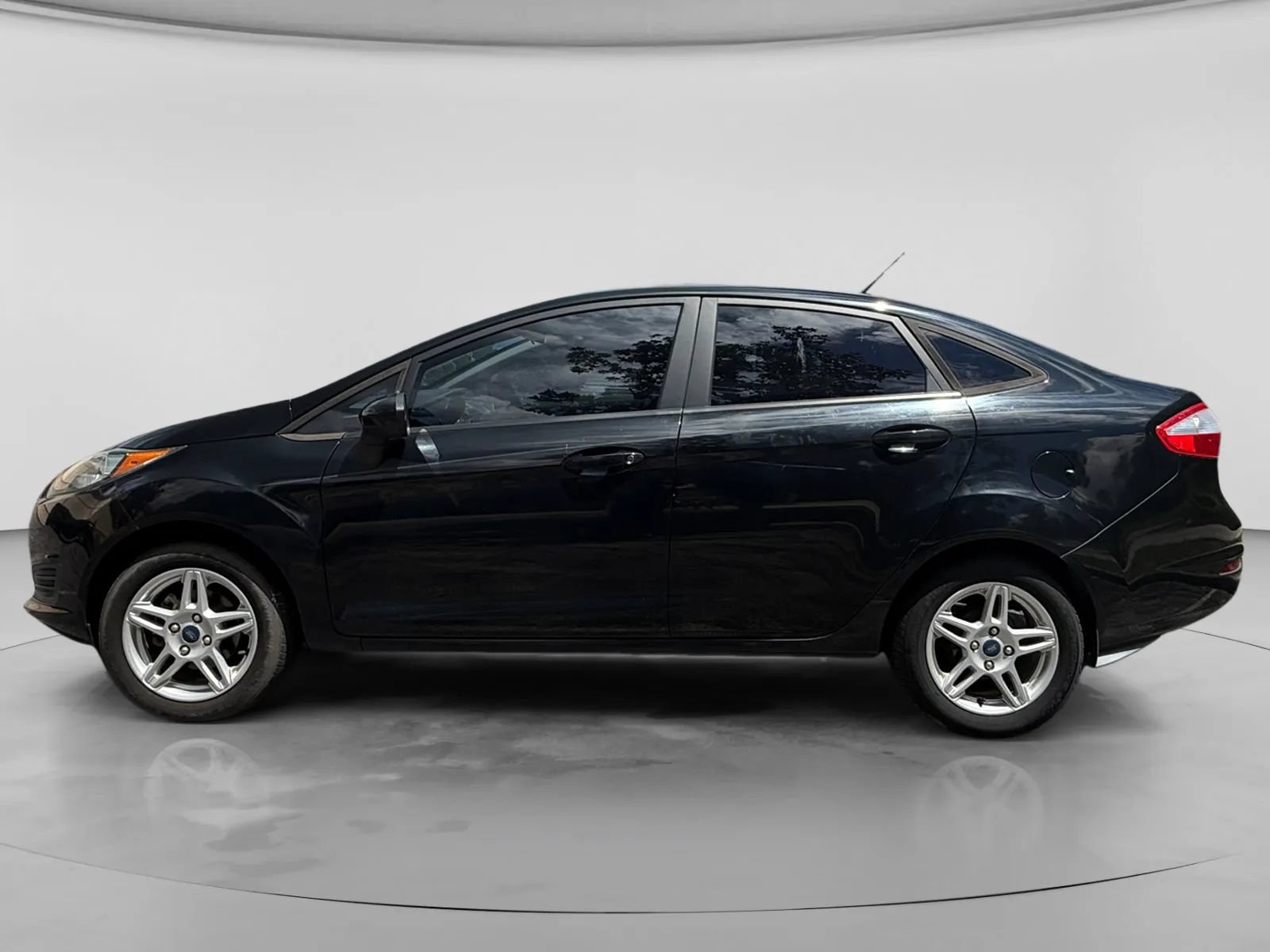 Used 2019 Ford Fiesta SE FWD image 2