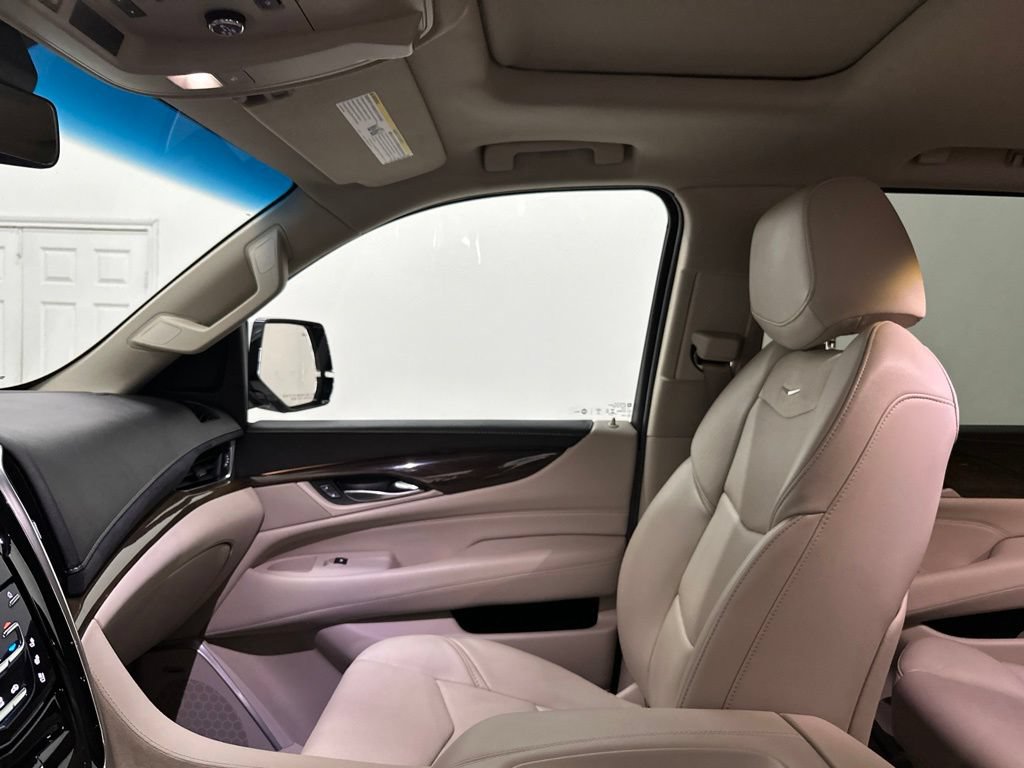 Used 2019 Cadillac Escalade Luxury AWD/4WD image 34