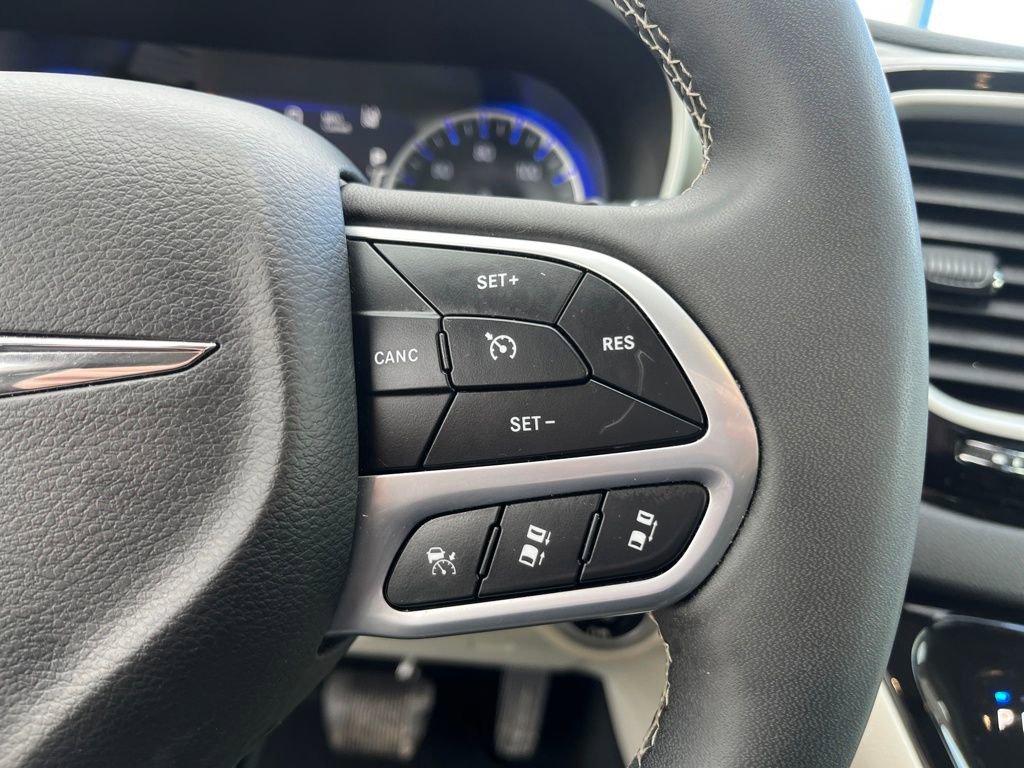 Used 2024 Chrysler Pacifica Touring-L image 19