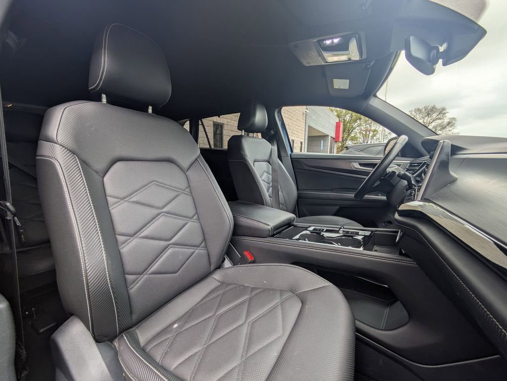 Used 2025 Volkswagen Atlas Cross Sport SE FWD image 29