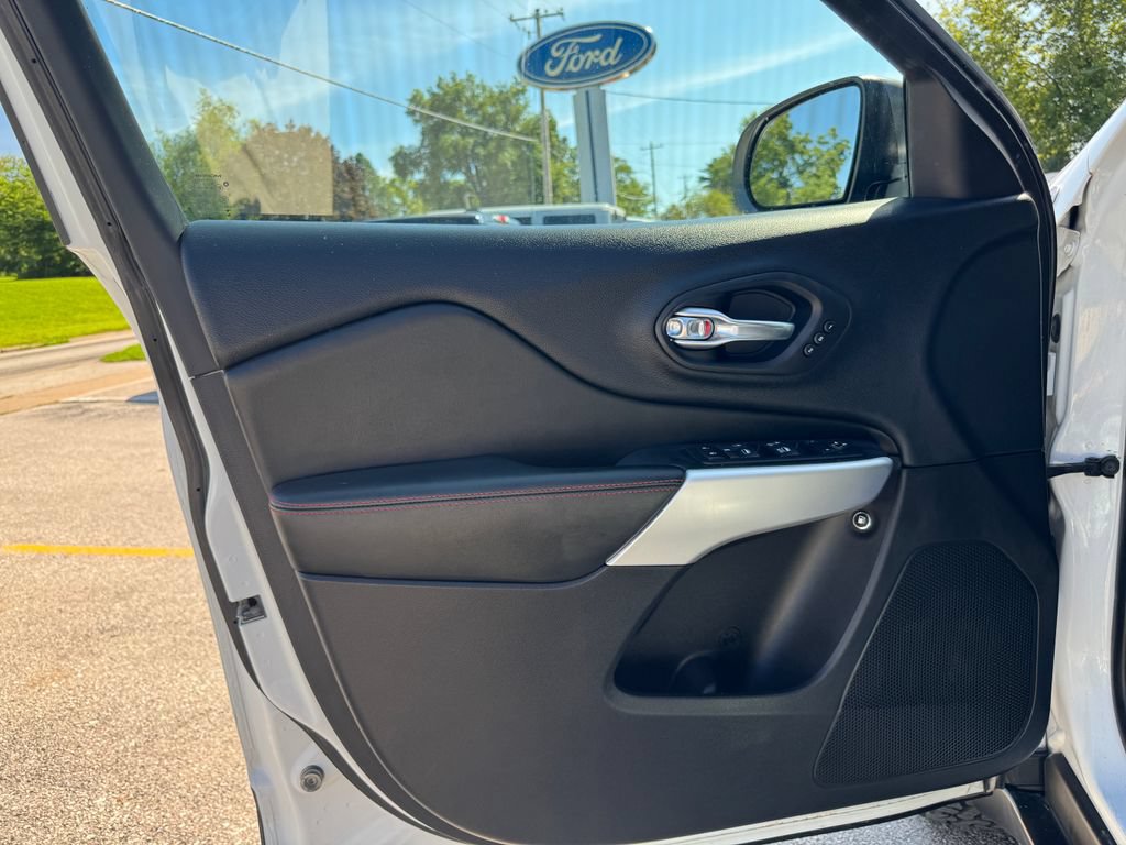Used 2017 Jeep Cherokee Trailhawk AWD/4WD image 16