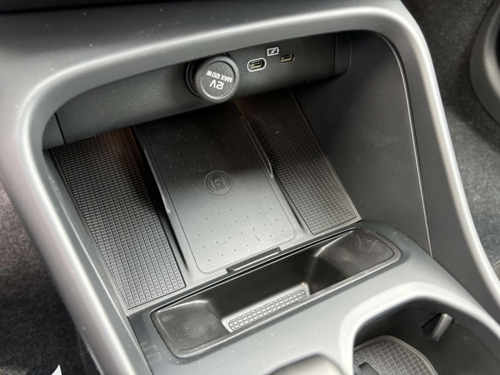 New 2025 Volvo XC40 B5 Core w/ Protection Package Premier image 22