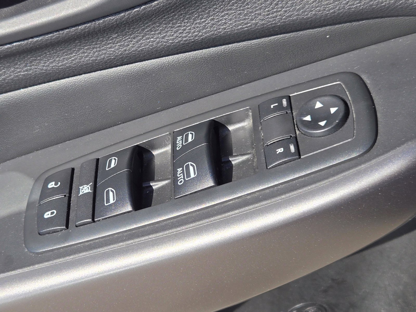 Used 2019 Jeep Cherokee Limited w/ Luxury Group AWD/4WD image 15