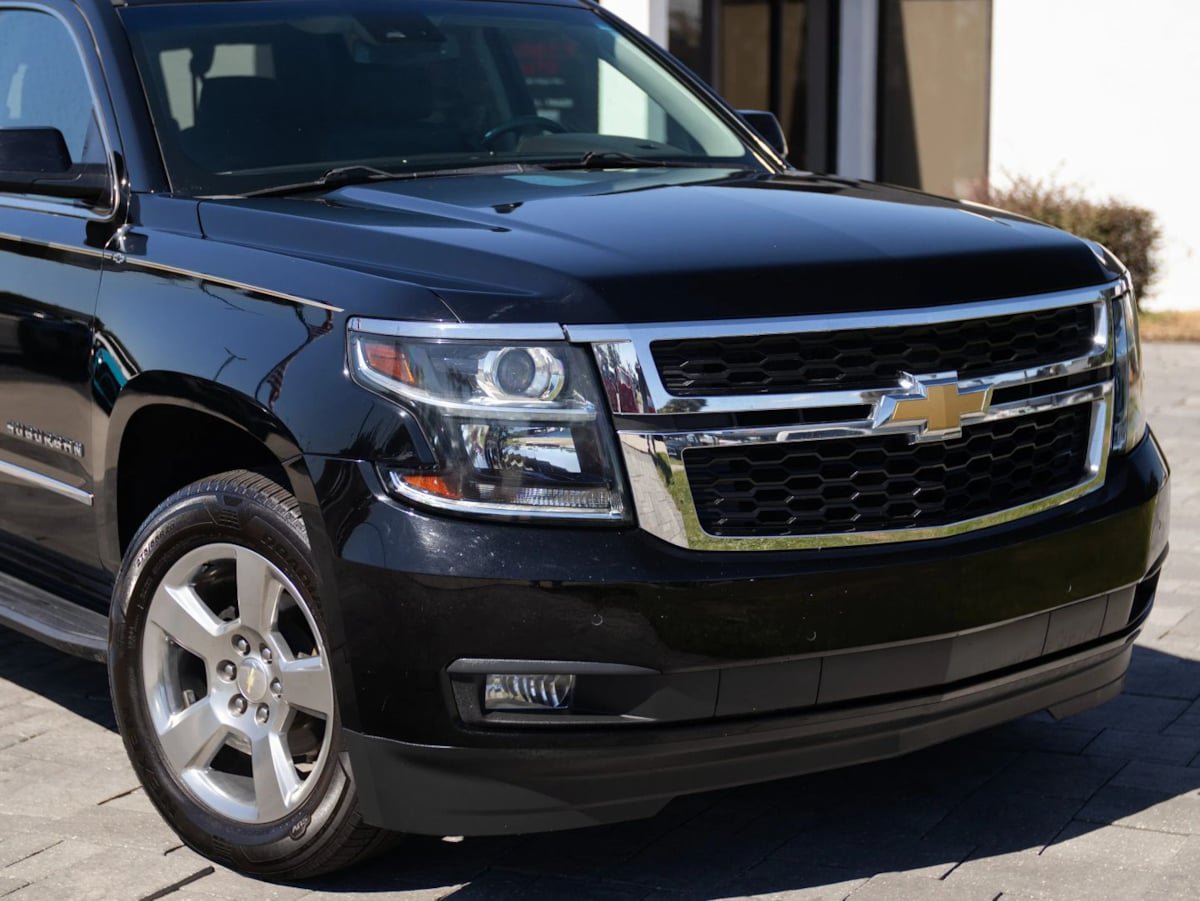 Used 2020 Chevrolet Suburban LT w/ Luxury Package RWD image 2