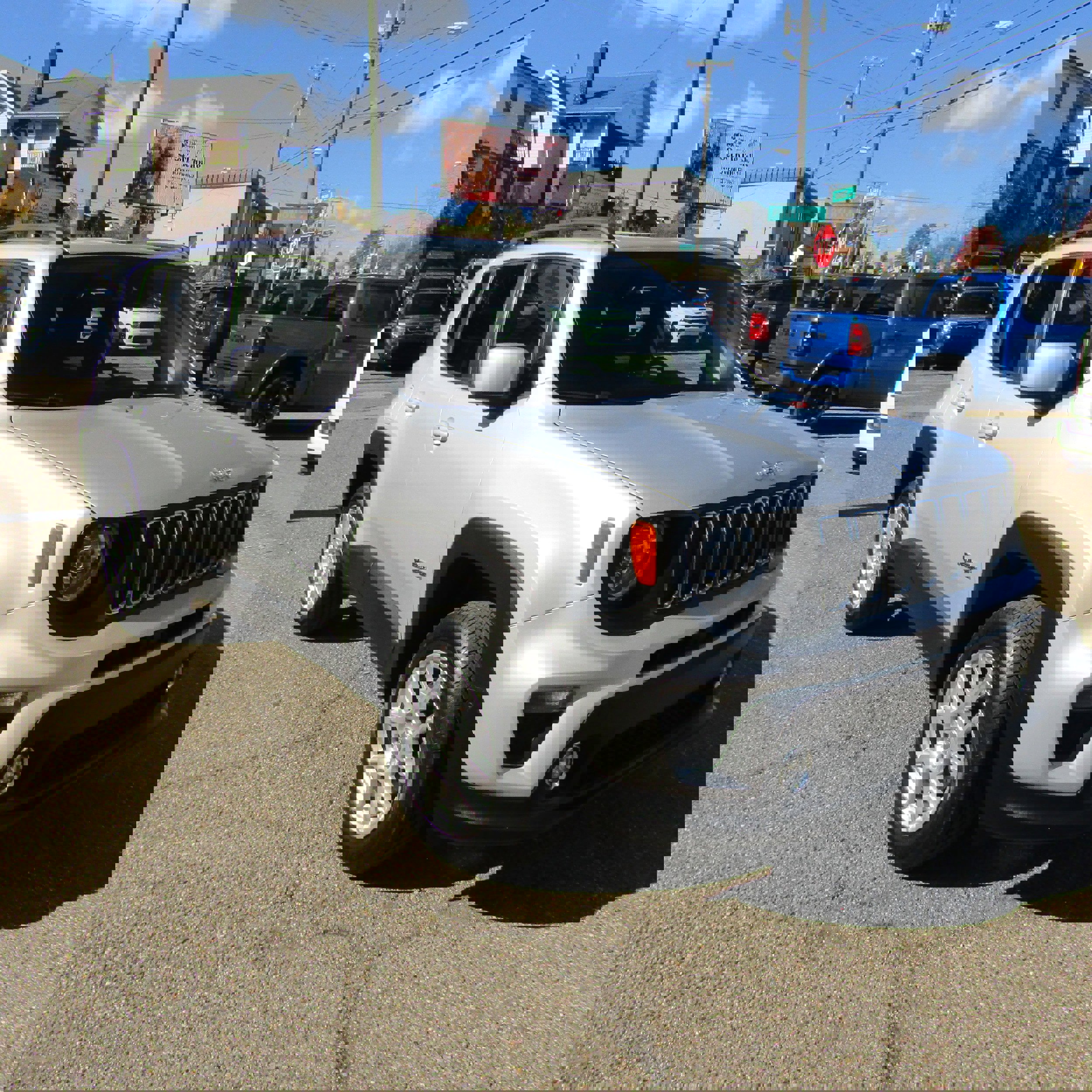 Used 2019 Jeep Renegade Latitude w/ UConnect 8.4 Nav Group image 4