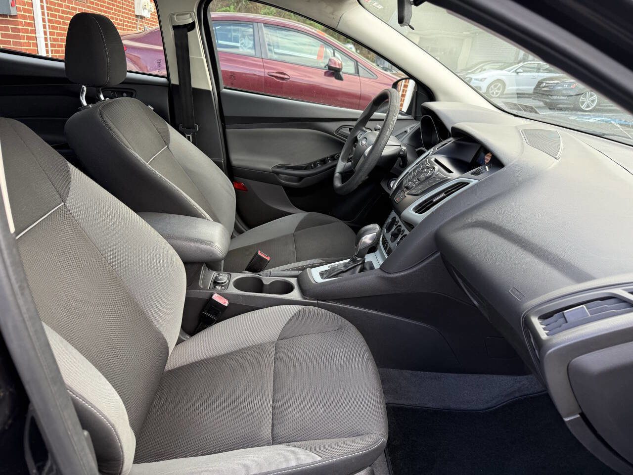 Used 2012 Ford Focus SE w/ SE Winter Pkg image 24