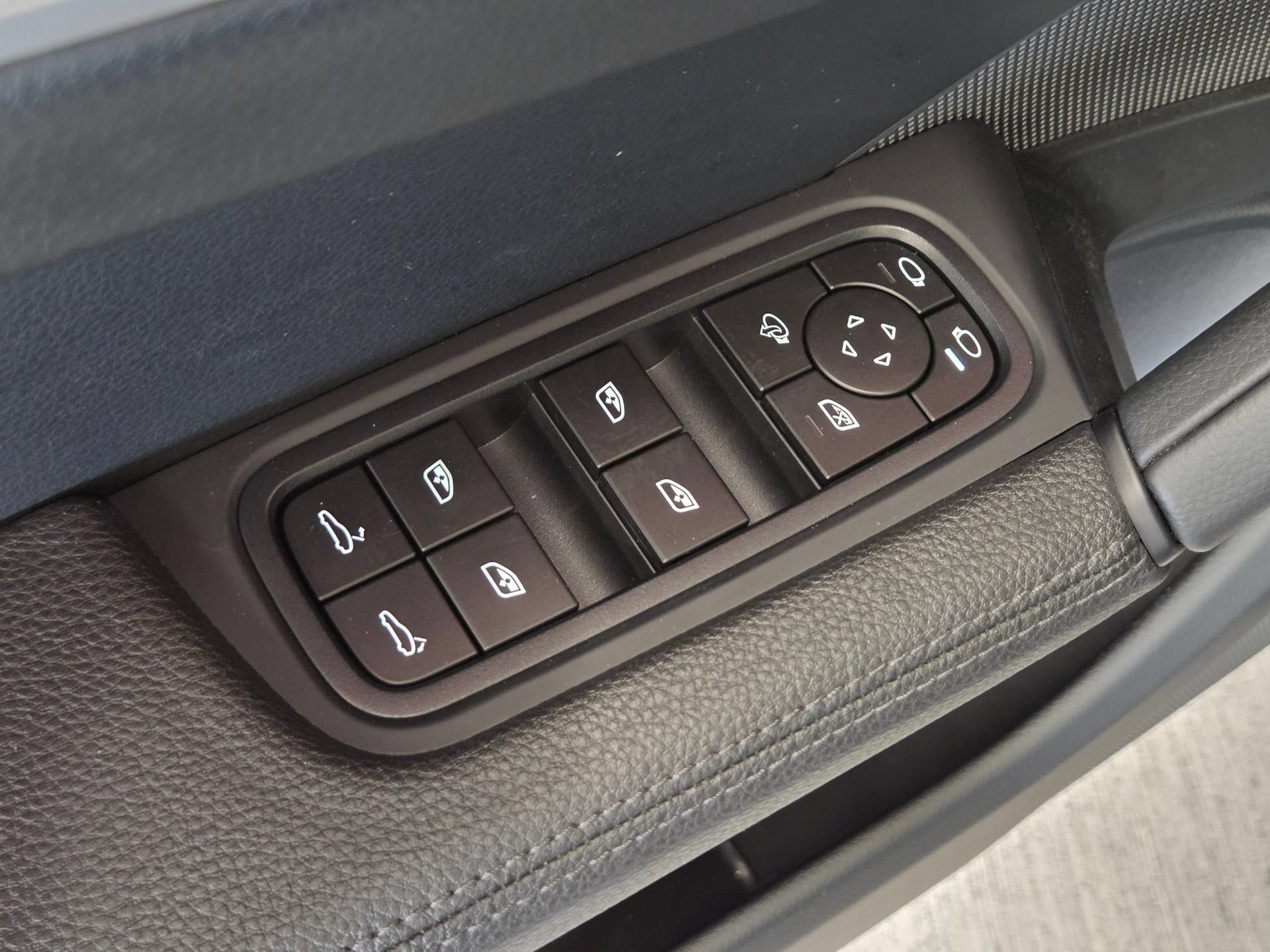Certified 2024 Porsche Cayenne S AWD/4WD image 15