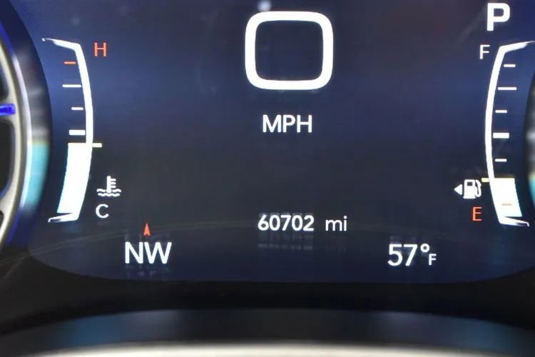 Used 2023 Chrysler Pacifica Touring-L FWD image 28