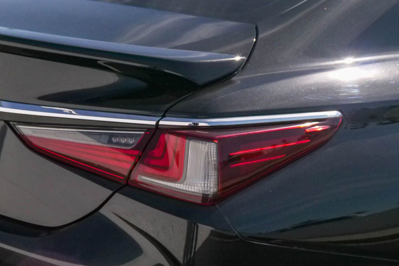 Used 2019 Lexus ES 300h w/ Accessory Package 2 image 10