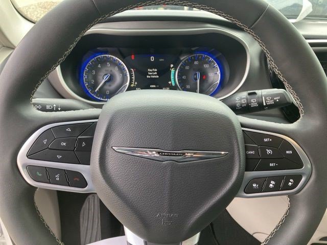 Used 2024 Chrysler Pacifica Touring-L FWD image 12