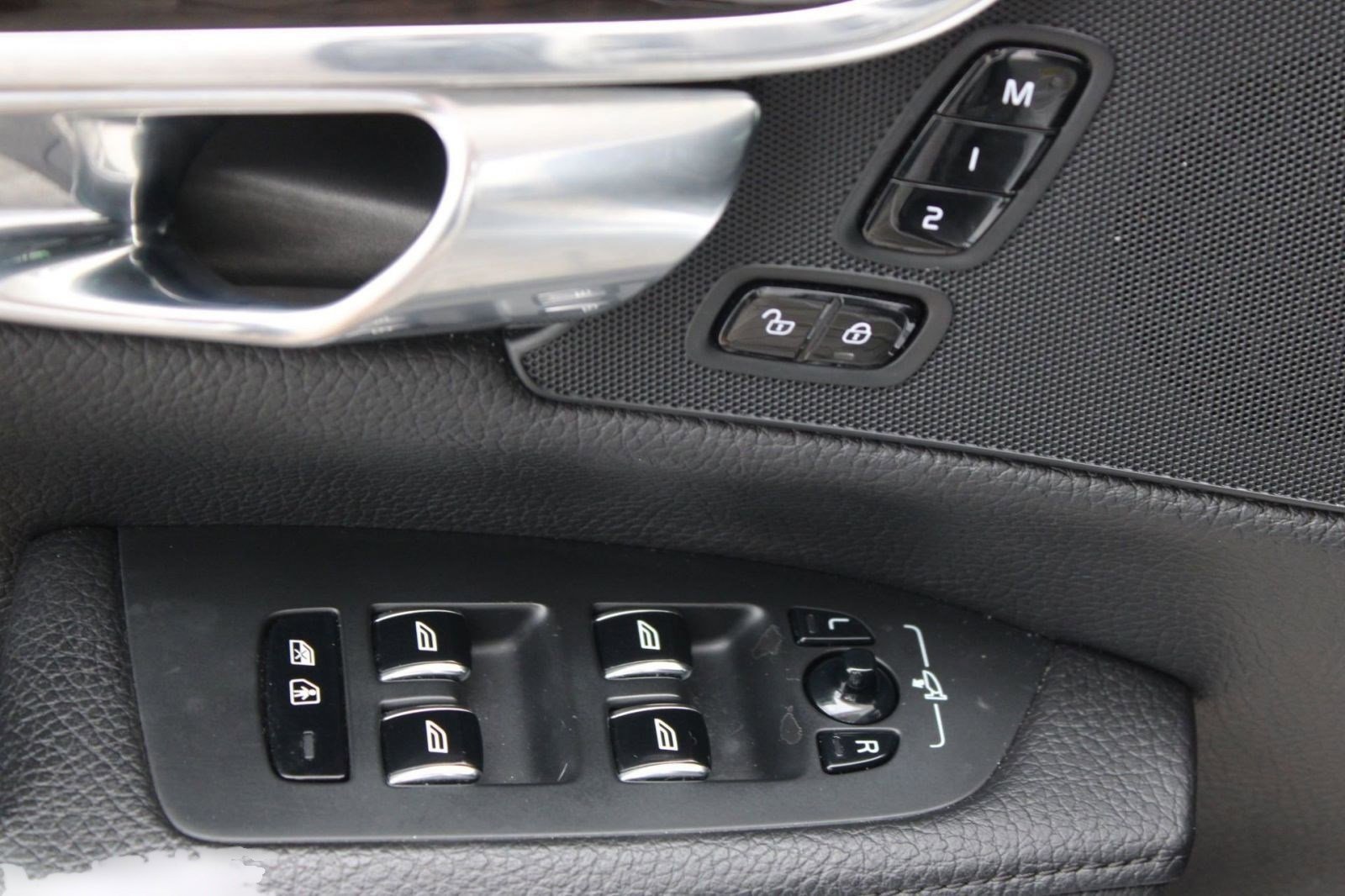 Used 2018 Volvo S90 T5 Momentum image 12