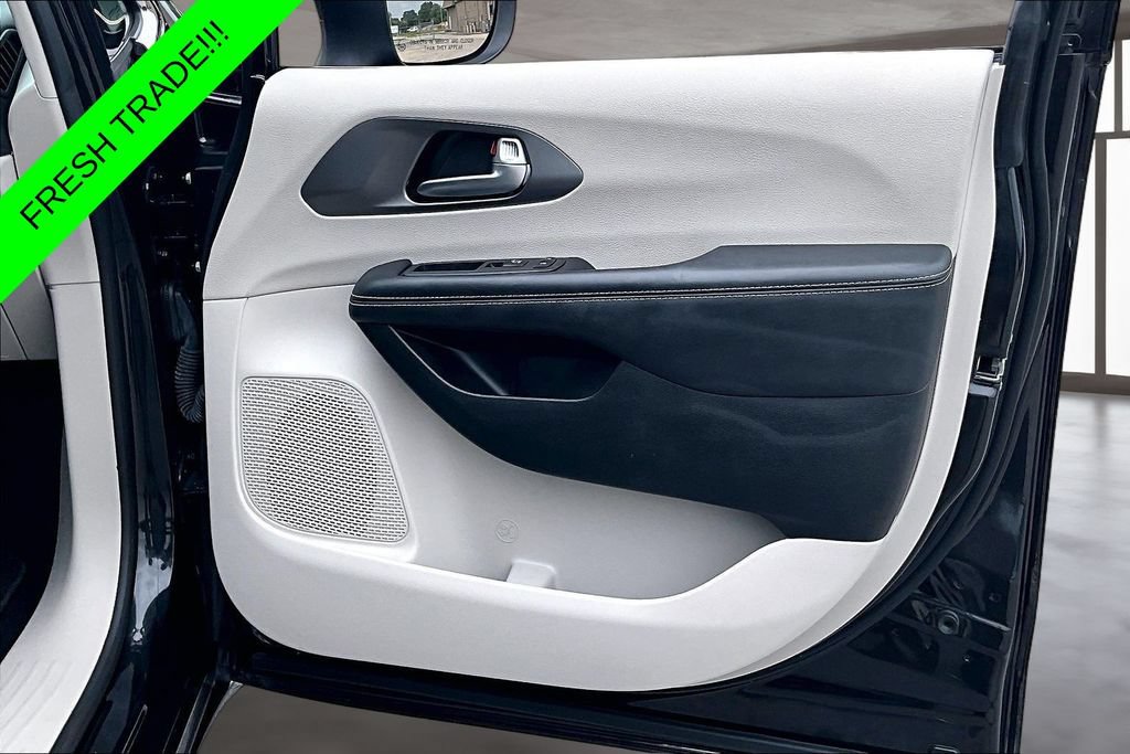 Used 2023 Chrysler Pacifica Touring-L FWD image 26