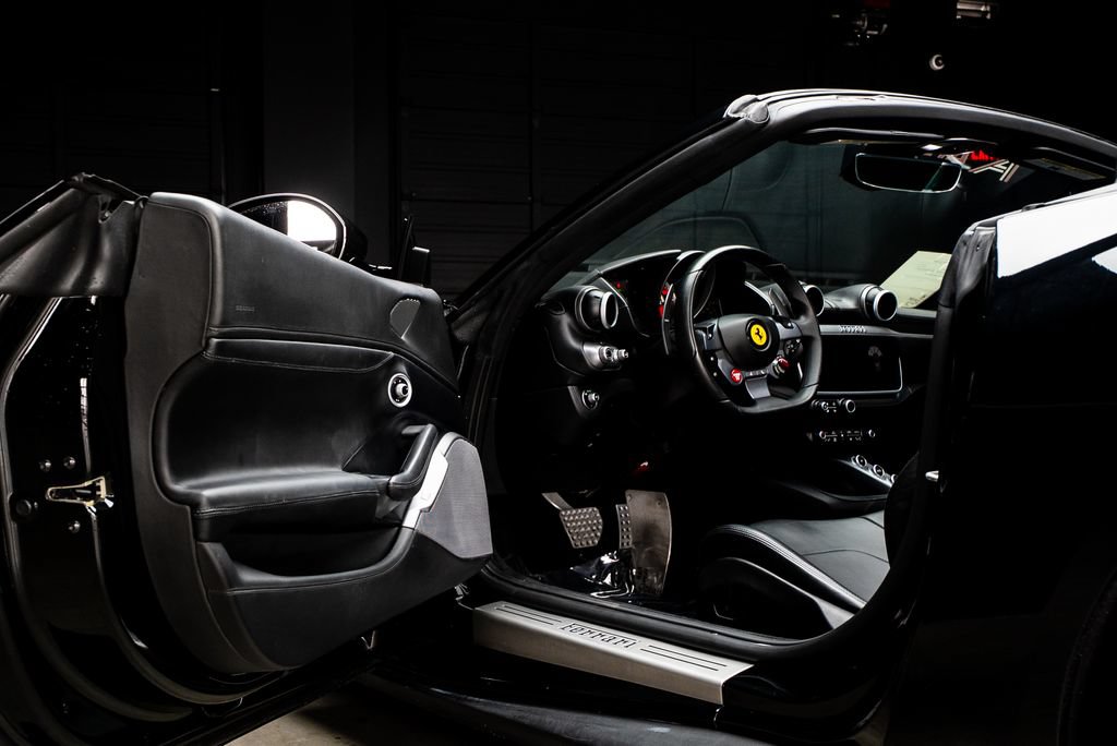 Used 2019 Ferrari Portofino RWD image 17