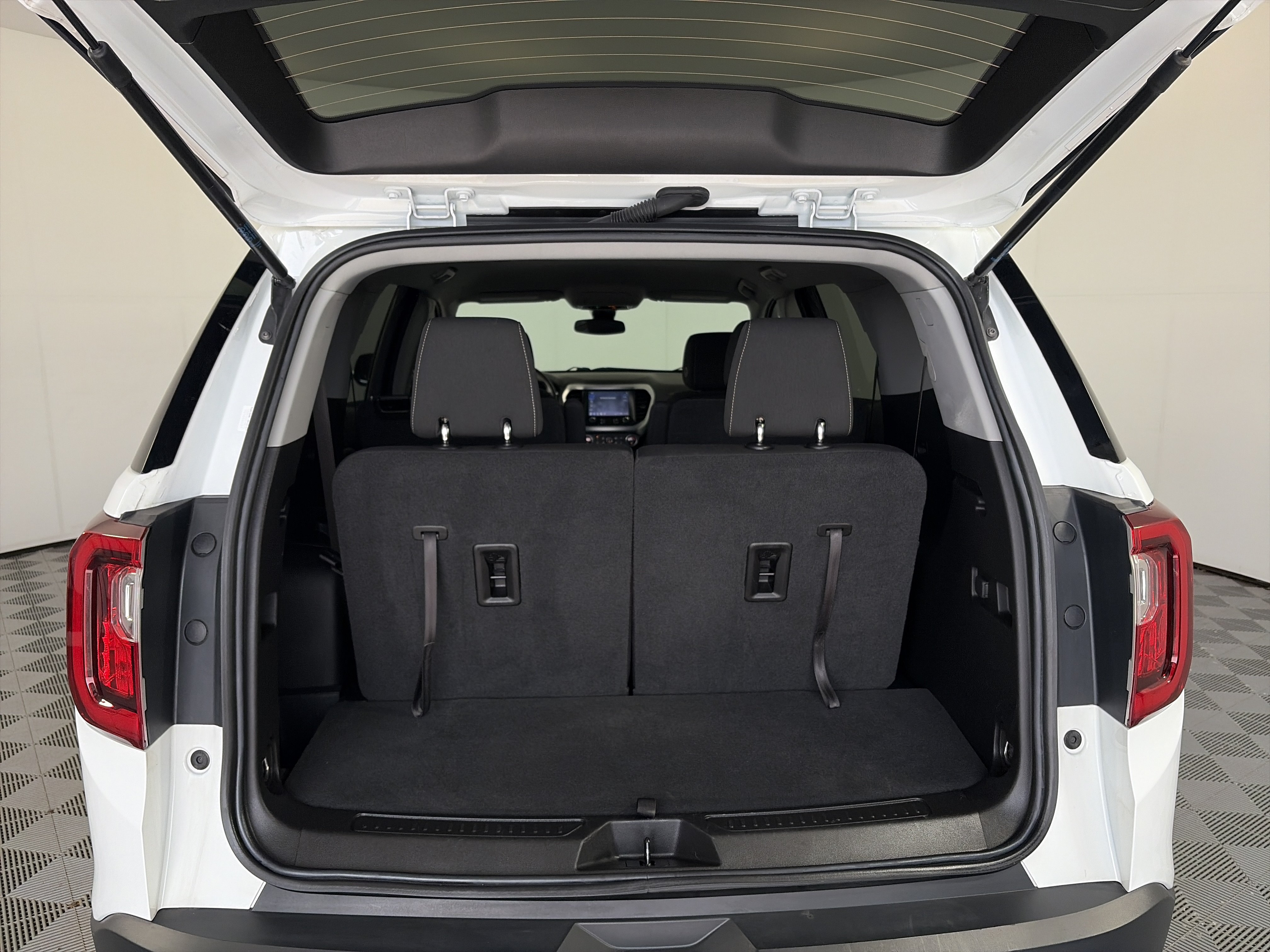 Used 2023 GMC Acadia SLE FWD image 15