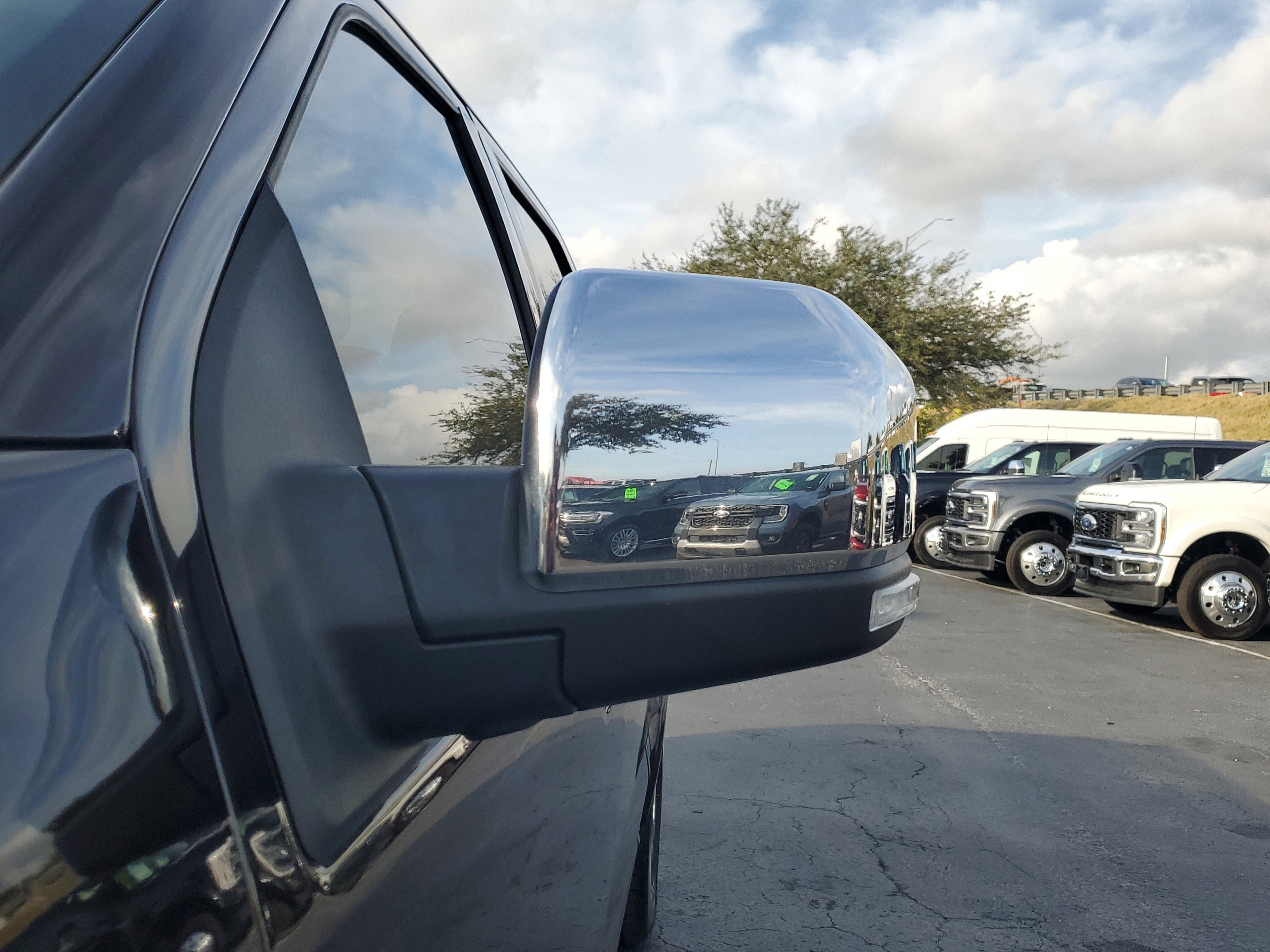 Used 2018 Ford F150 Platinum w/ Equipment Group 701A Luxury image 4