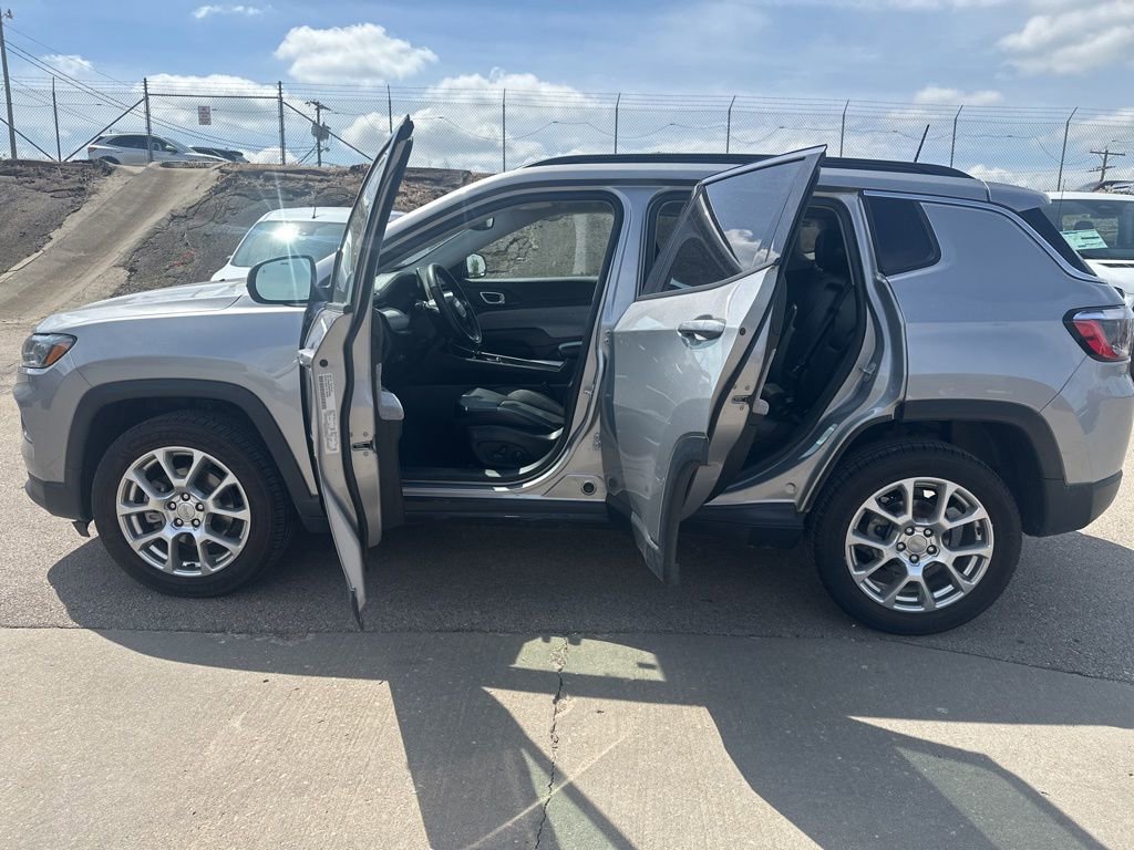 Used 2022 Jeep Compass Latitude AWD/4WD image 4
