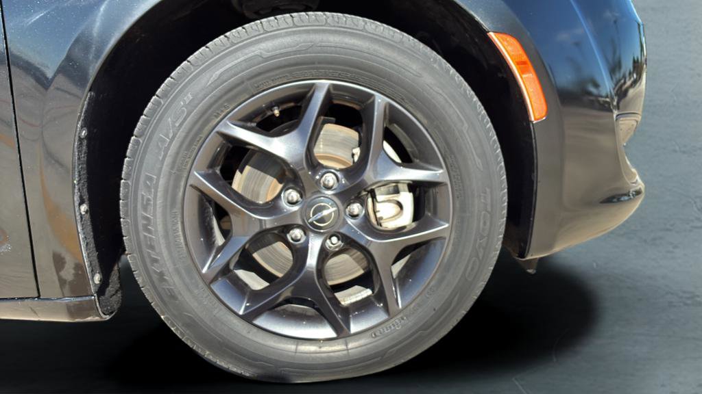 Used 2020 Chrysler Pacifica Touring w/ S Appearance Package image 40