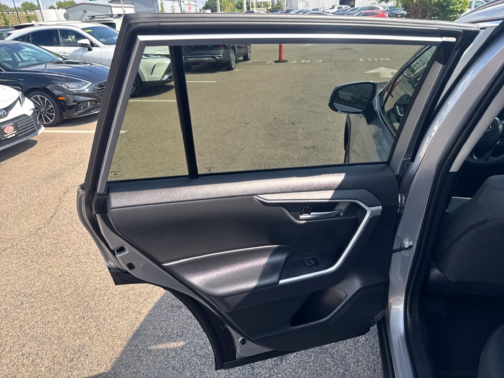 Used 2025 Toyota RAV4 XLE AWD/4WD image 39