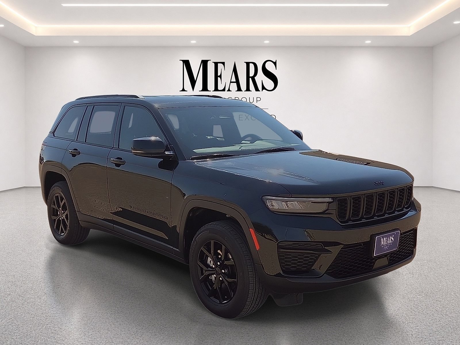 Used 2025 Jeep Grand Cherokee Altitude AWD/4WD image 7
