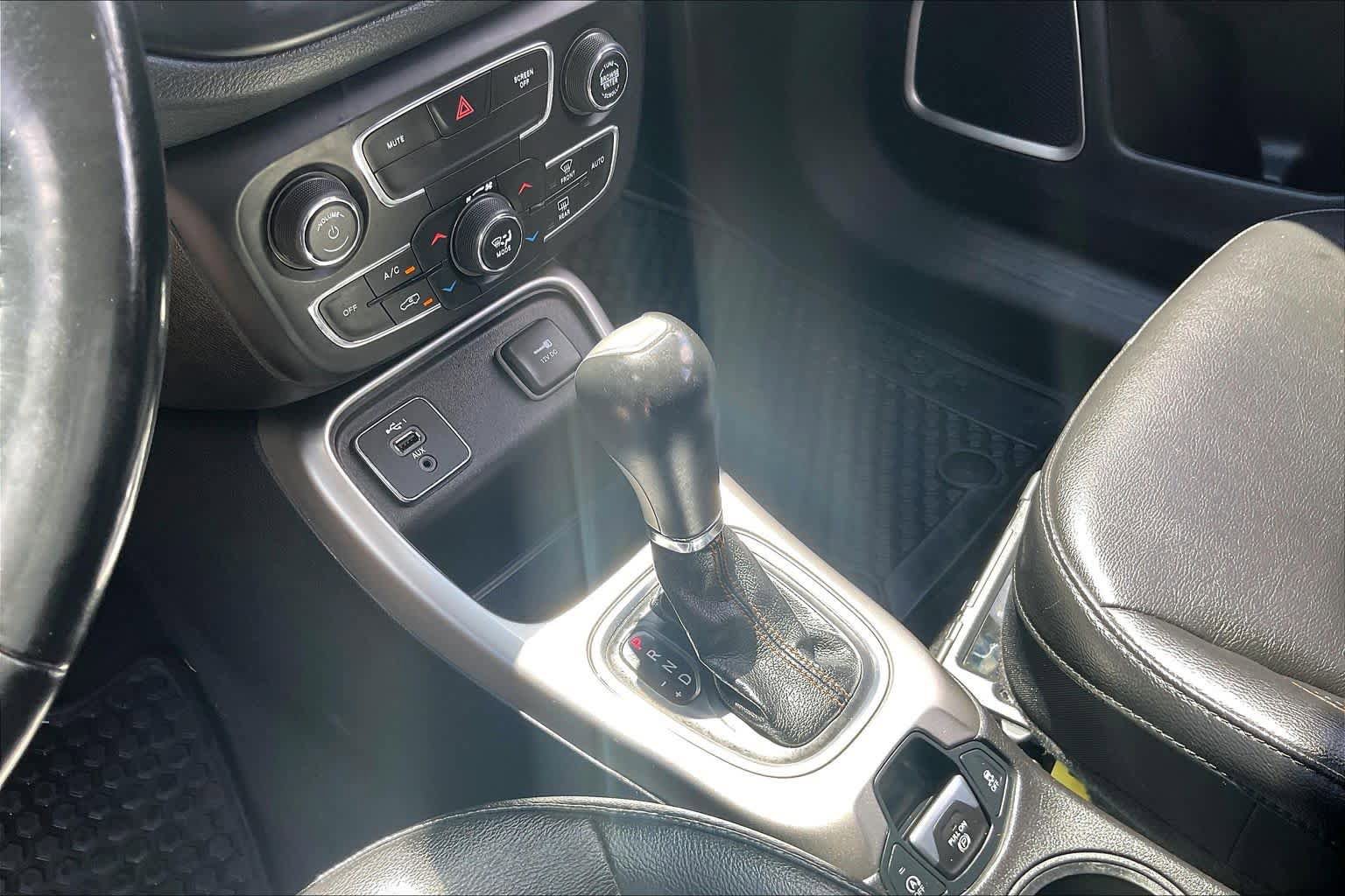 Used 2019 Jeep Compass Latitude w/ Cold Weather Group FWD image 16