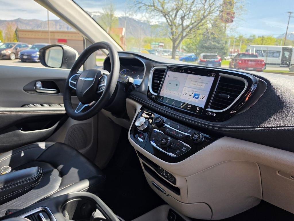 Used 2023 Chrysler Pacifica Touring-L image 20