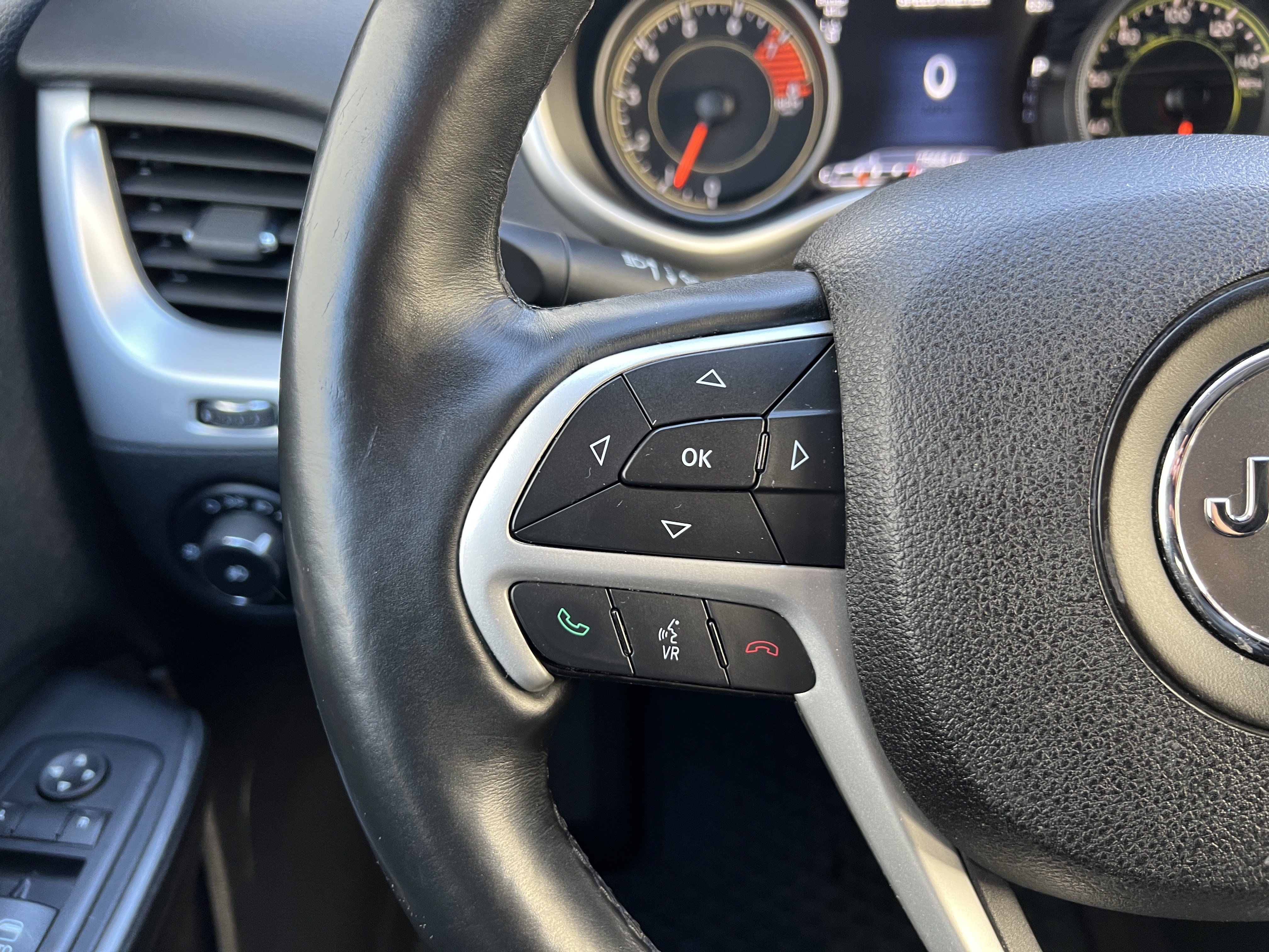 Used 2016 Jeep Cherokee Trailhawk w/ Leather Interior Group AWD/4WD image 27