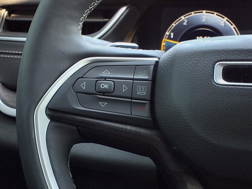 Used 2024 Jeep Grand Cherokee Limited w/ Black Appearance Package AWD/4WD image 17