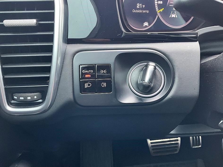 Used 2020 Porsche Cayenne Turbo S image 16