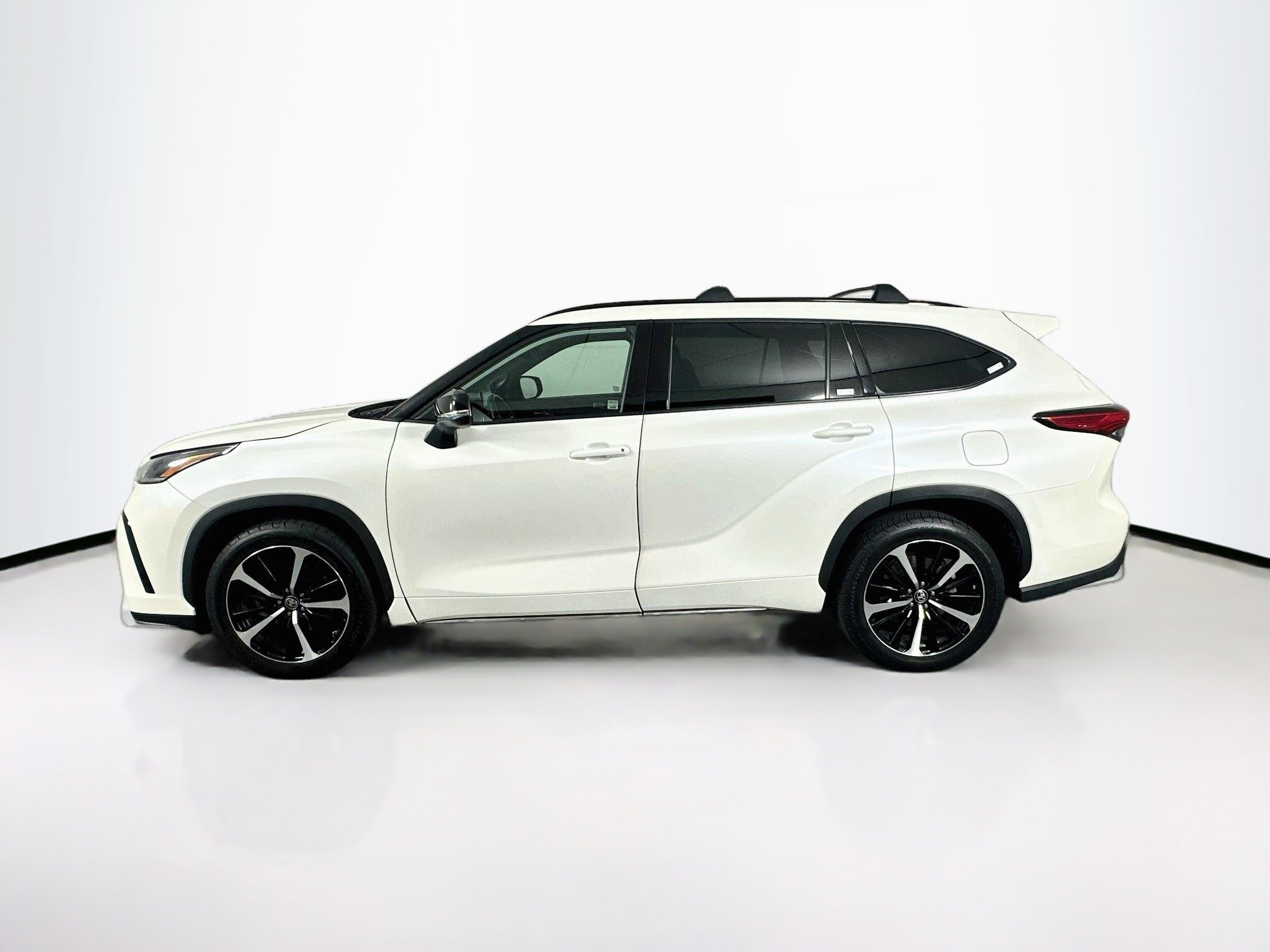 Used 2021 Toyota Highlander XSE AWD/4WD image 4