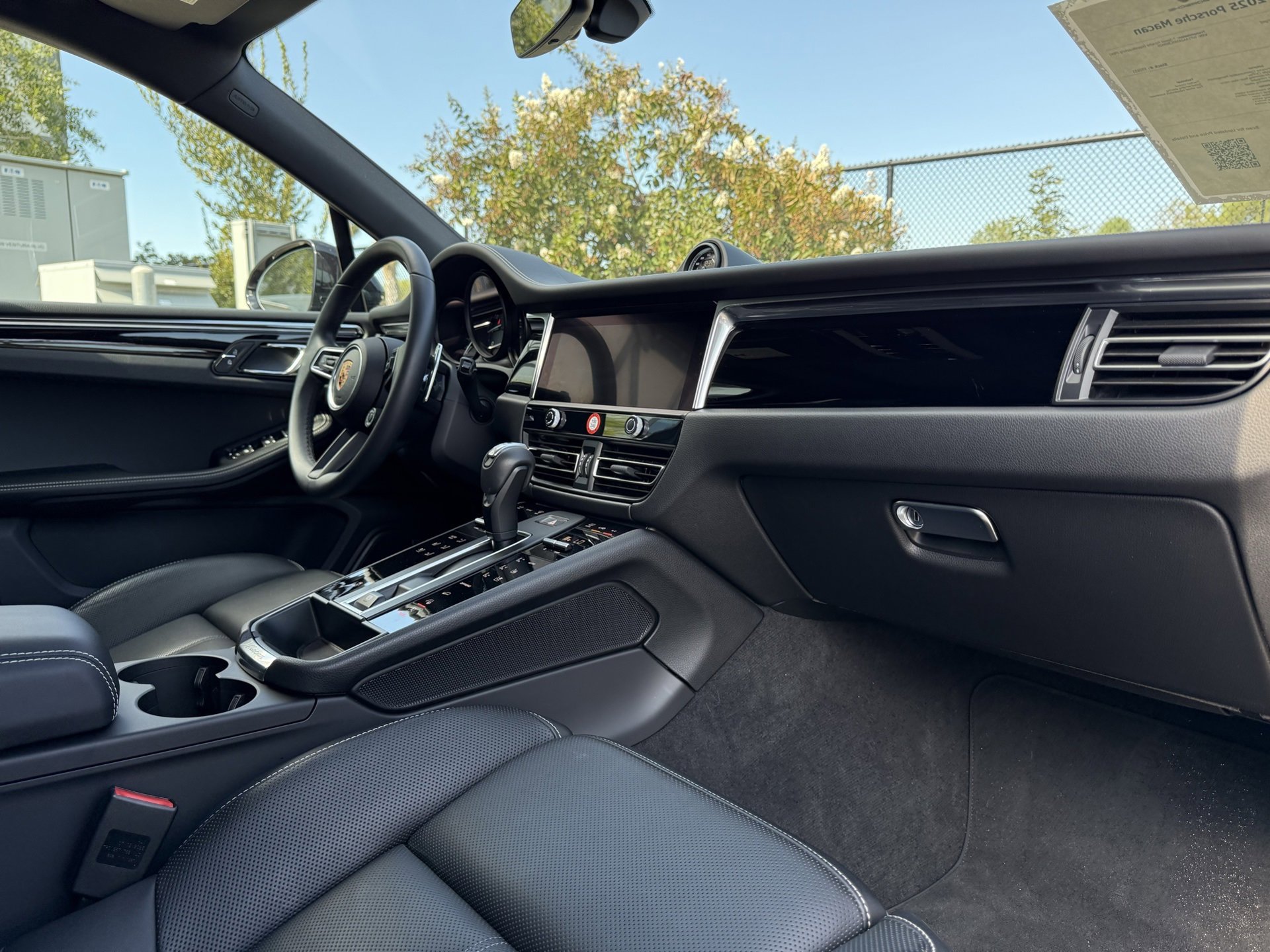 Used 2025 Porsche Macan image 24