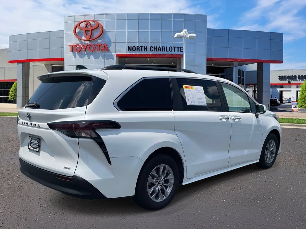 Used 2025 Toyota Sienna XLE FWD image 7