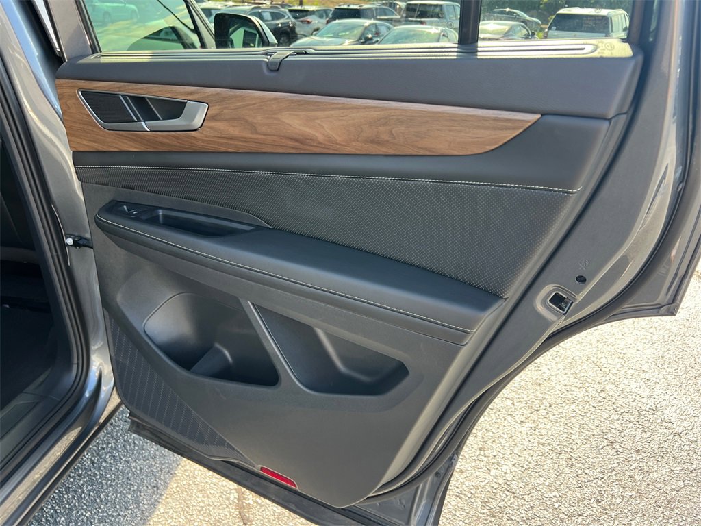 Used 2024 Volkswagen Atlas SE image 16