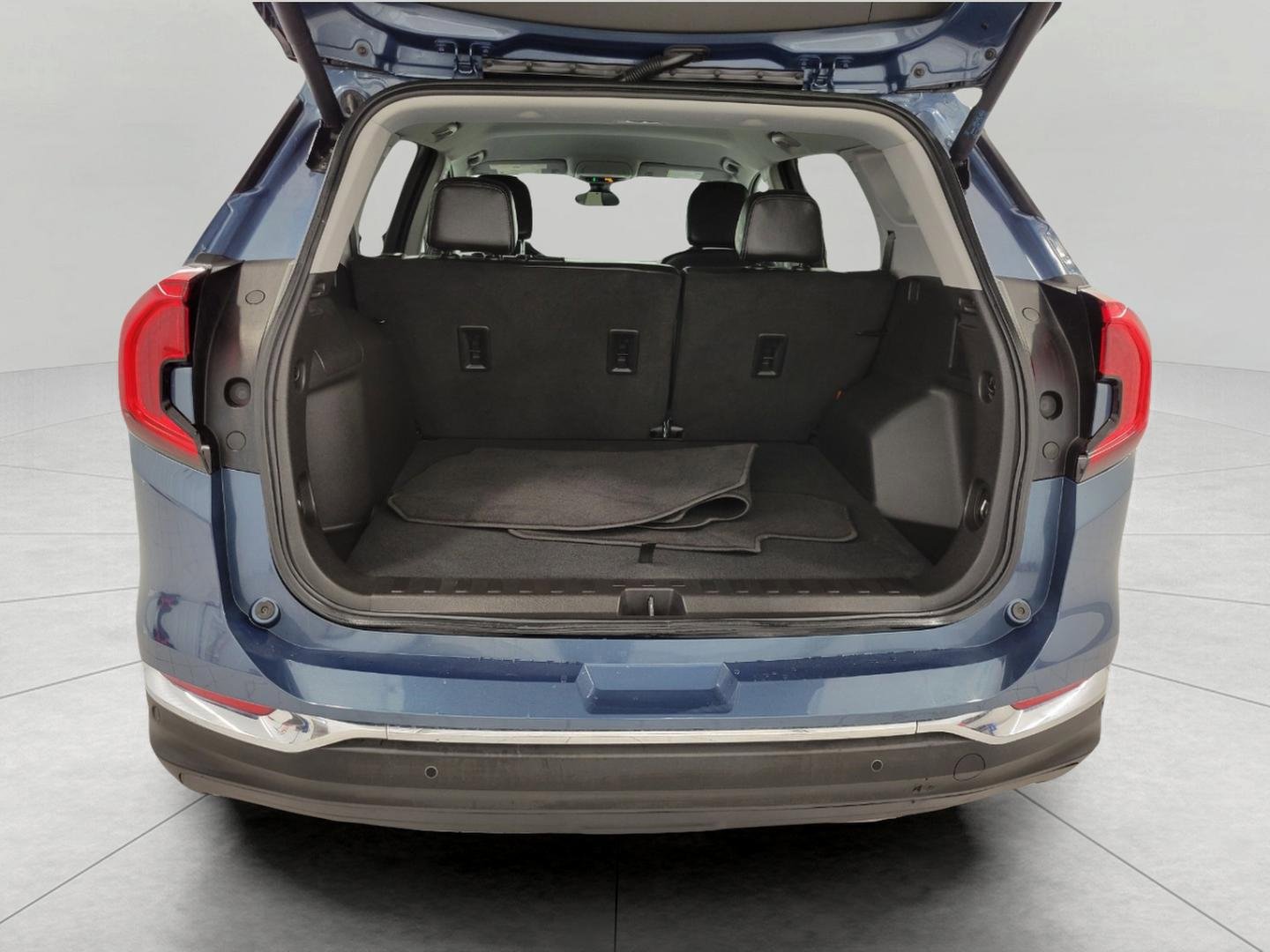 Used 2024 GMC Terrain SLT image 16