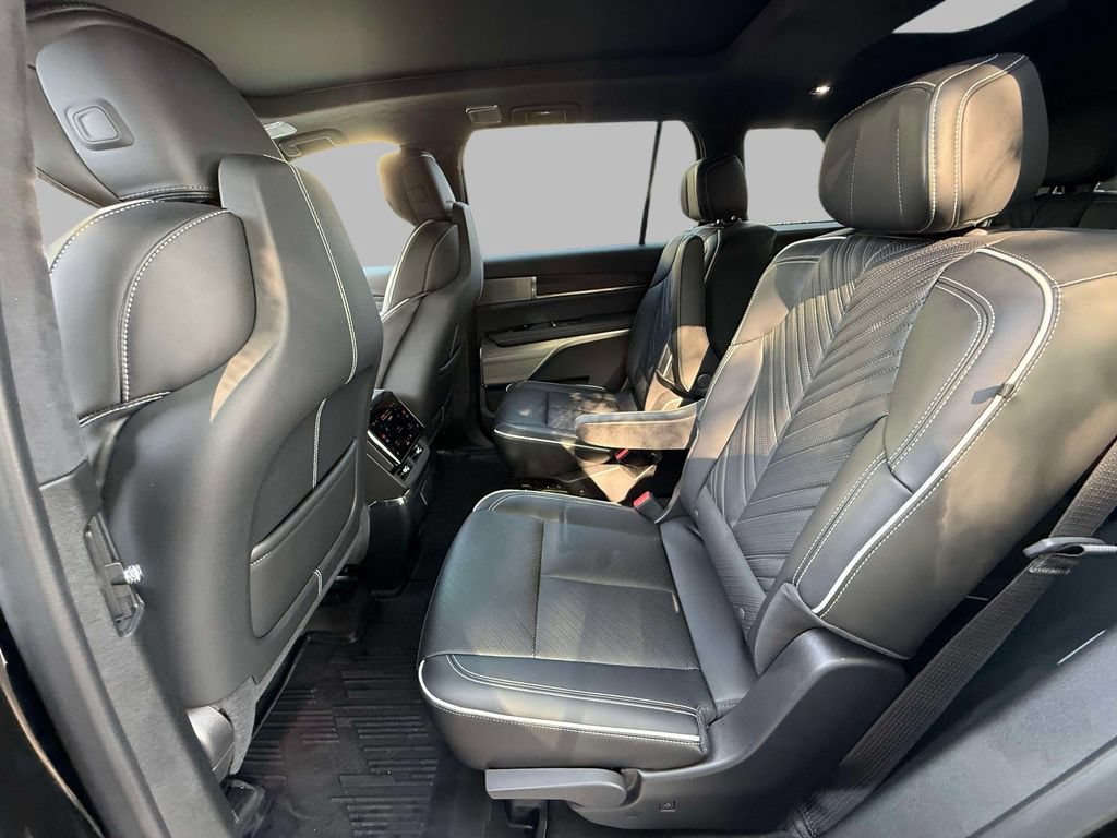 Used 2026 Cadillac Vistiq Luxury w/ LPO, Floor Liner Package AWD/4WD image 19