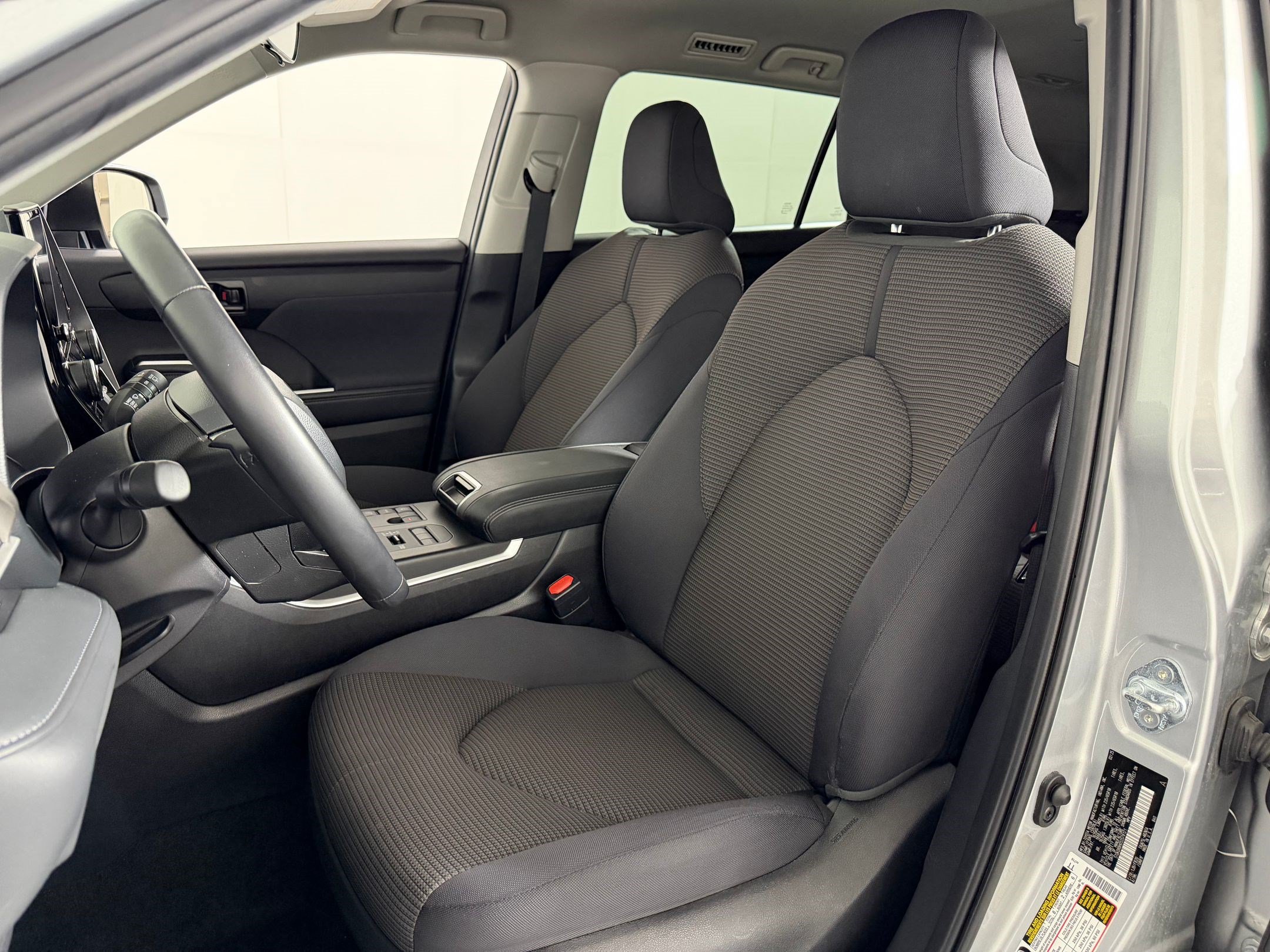 Used 2025 Toyota Highlander LE AWD/4WD image 4