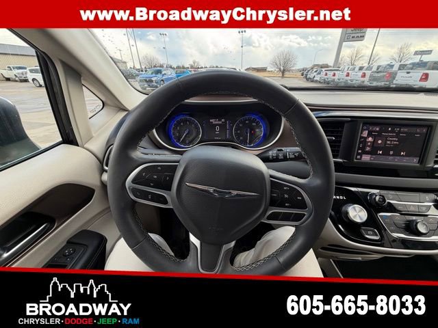 Used 2023 Chrysler Voyager LX image 17