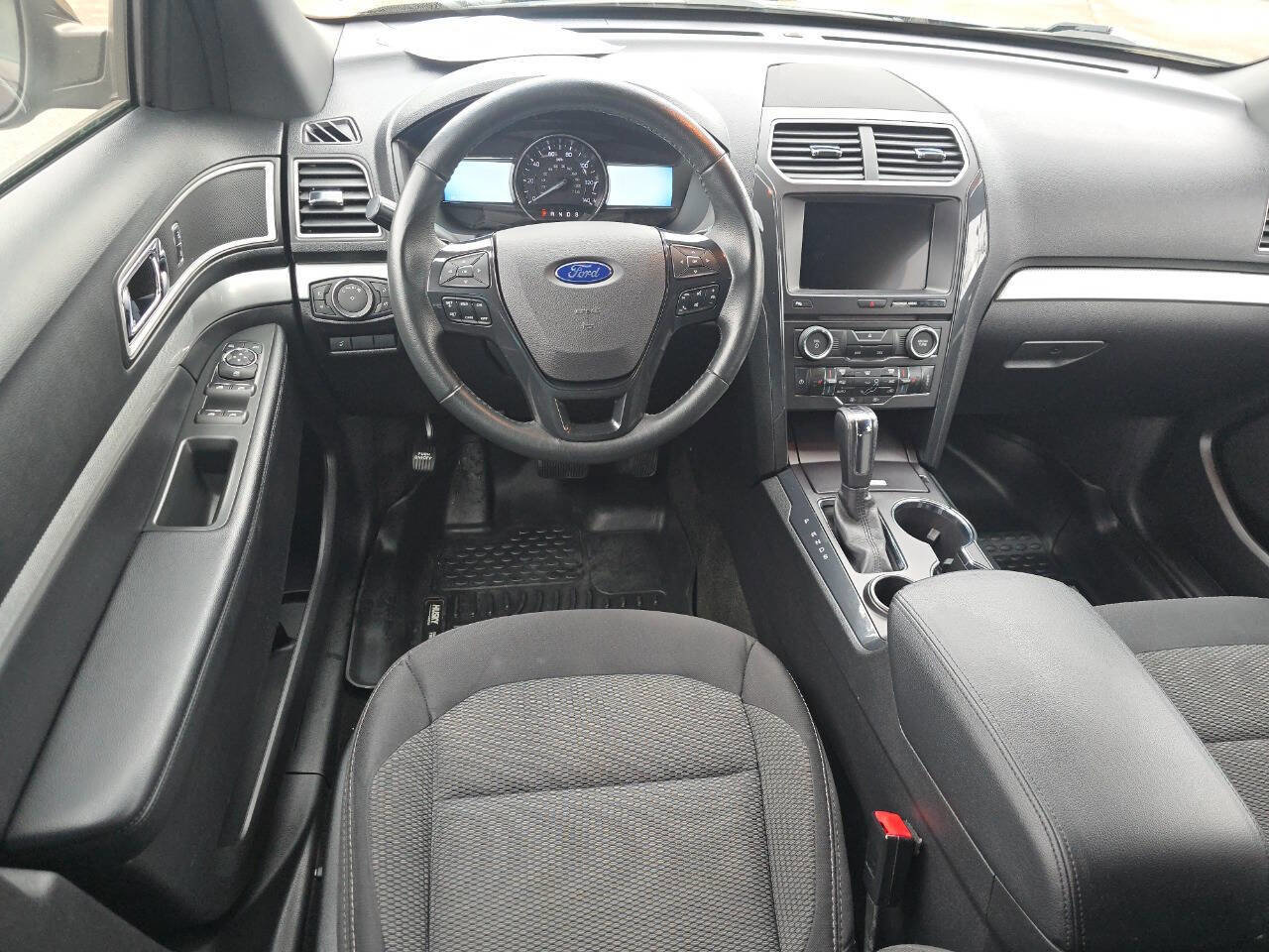 Used 2017 Ford Explorer XLT w/ Equipment Group 201A image 10