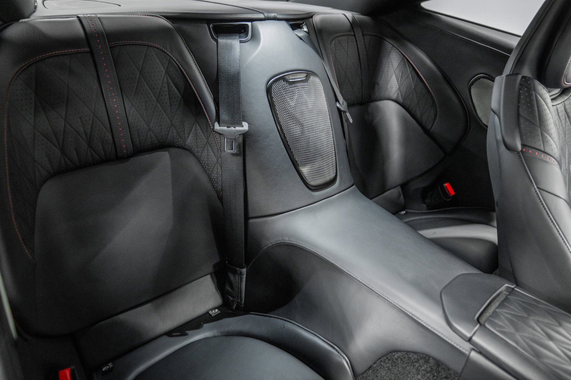 Used 2024 Aston Martin DB12 Coupe image 33