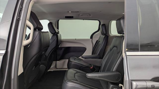 Used 2023 Chrysler Pacifica Touring-L FWD image 17