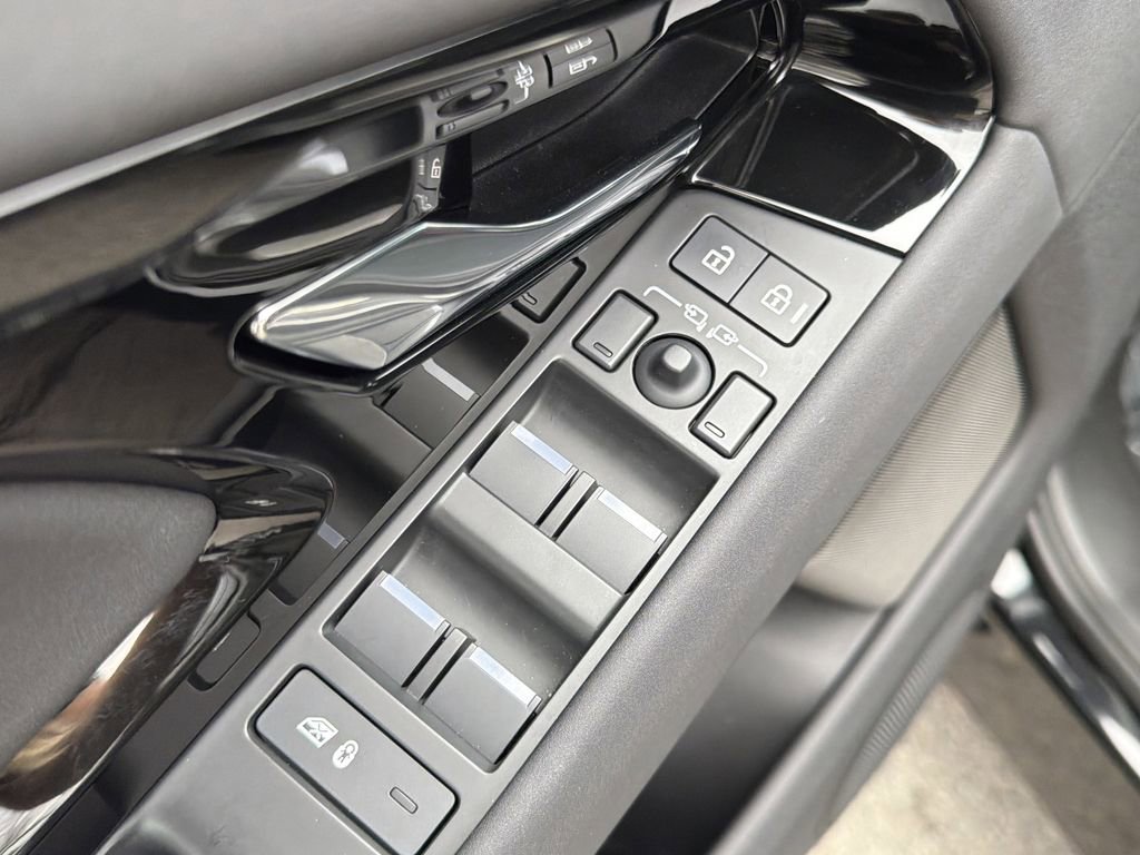 Used 2024 Land Rover Range Rover Evoque Dynamic SE image 22